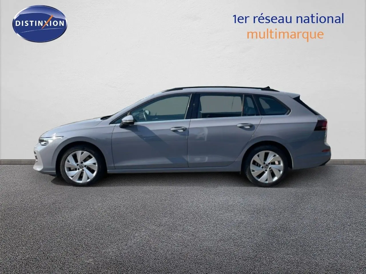 Volkswagen Golf SW VIII gris lunaire métal vue de profil côté gauche, avec jantes alliage et toit ouvrant.