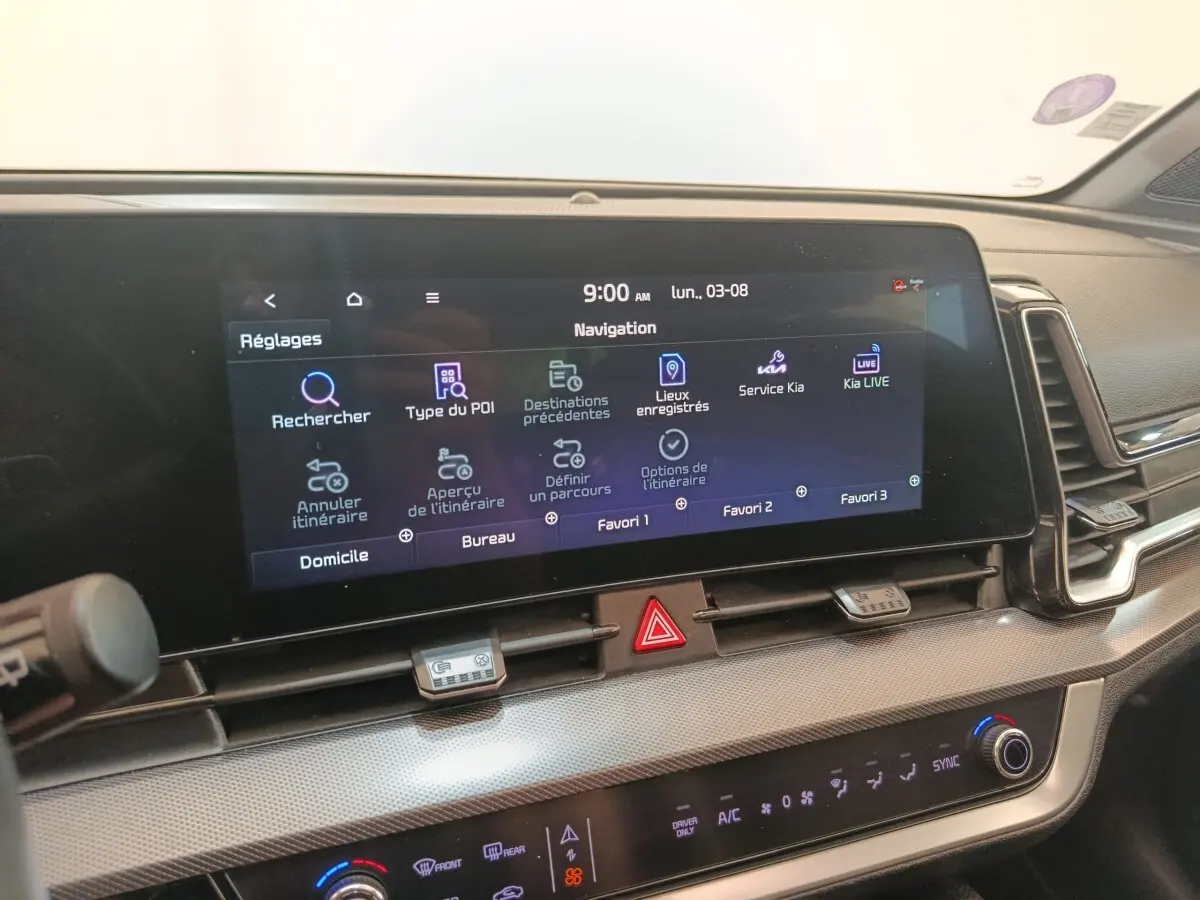 Vue rapprochée de l'écran tactile 12,3 pouces du tableau de bord du Kia Sportage gris clair 2022.