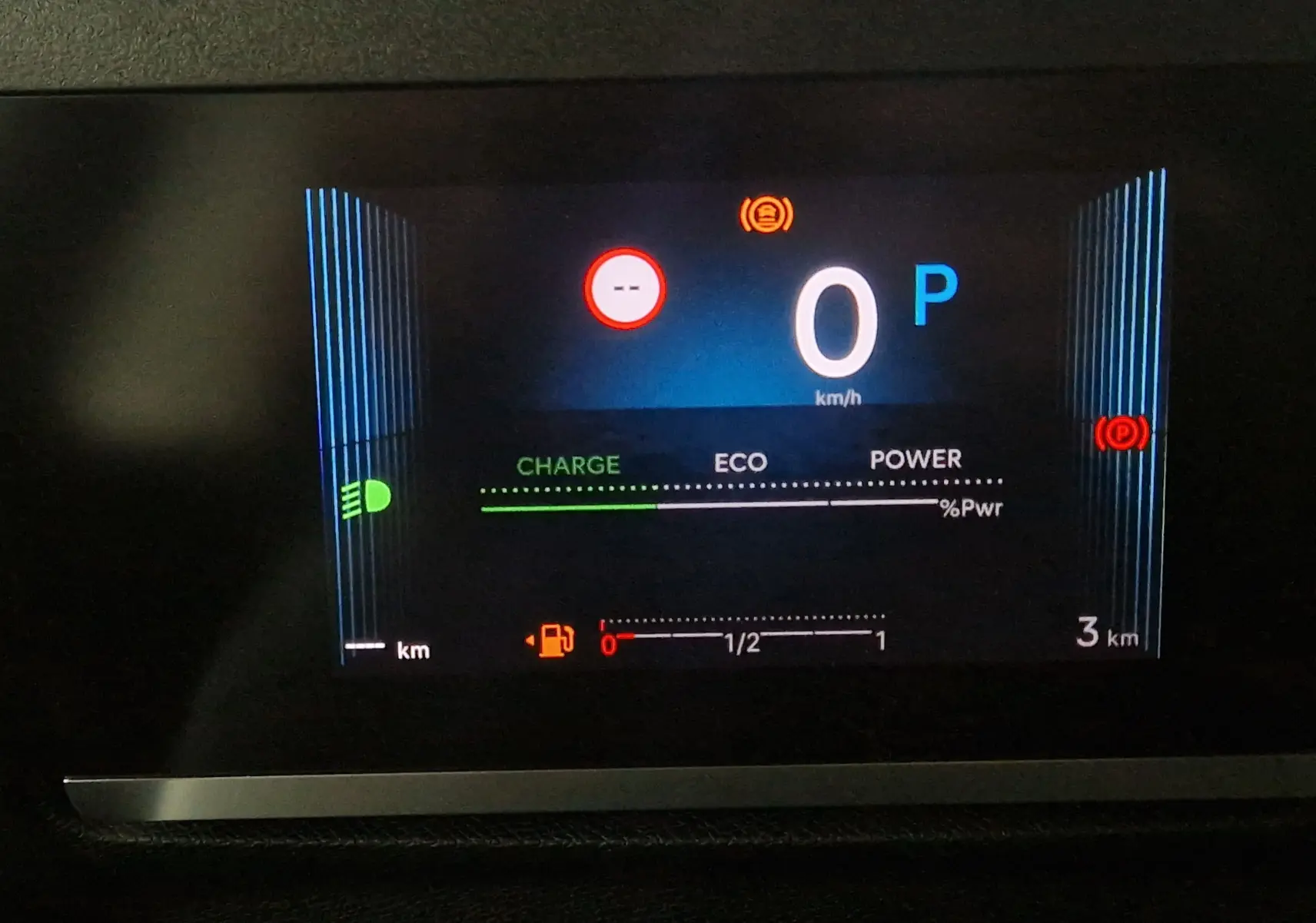 Tableau de bord numérique de la Citroën C4 1.2 Hybrid 136 blanc, affichant vitesse à zéro et indicateurs d'énergie.