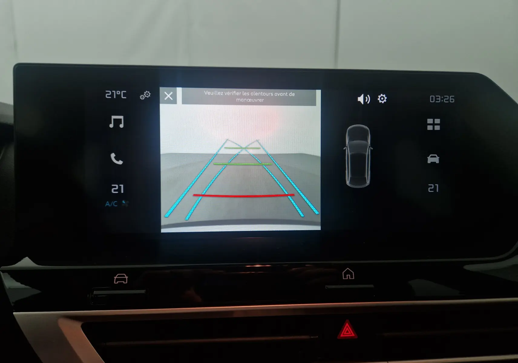 Écran central de la Citroën C4 2025 blanc Okenite montrant la caméra de recul avec lignes de guidage colorées.