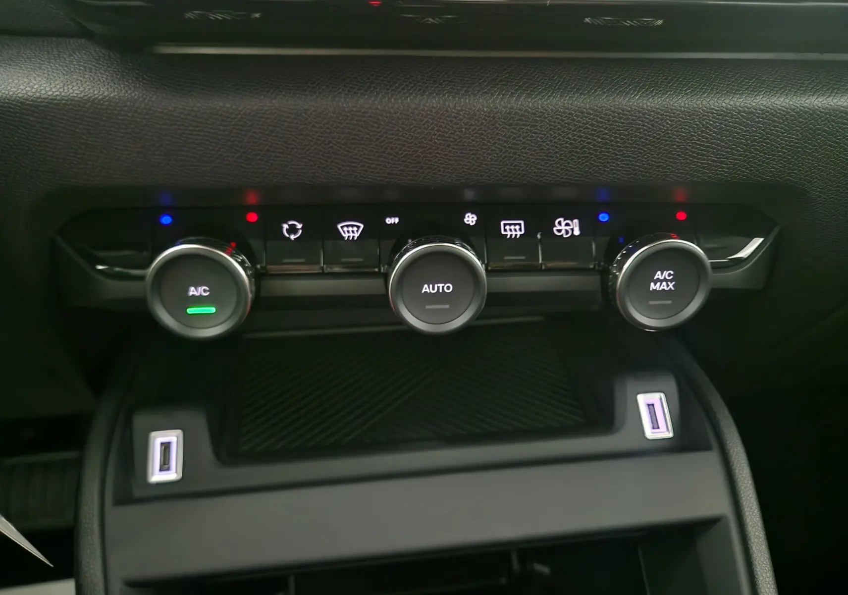 Gros plan sur la console centrale du Citroën C4 2025 blanc Okenite, montrant les commandes de climatisation automatique.