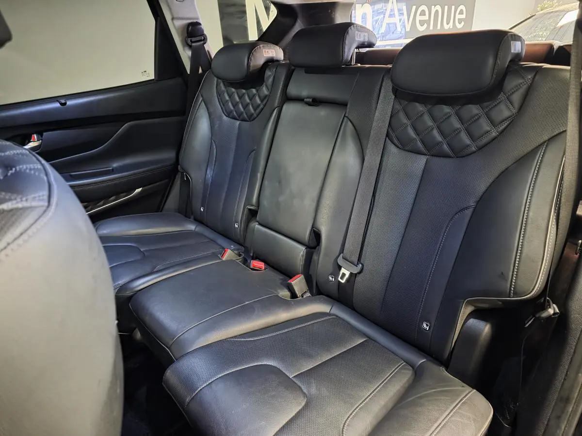 Vue intérieure sur les sièges arrière en cuir noir matelassé du Hyundai Santa Fé 2023, finition Executive.