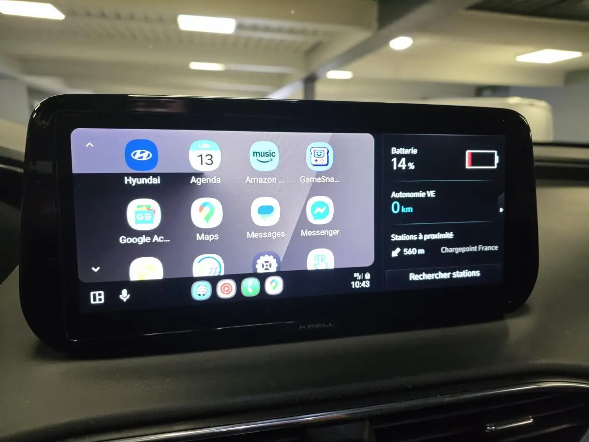 Écran tactile multimédia du Hyundai Santa Fé 2023 affichant applications et état batterie à 14%