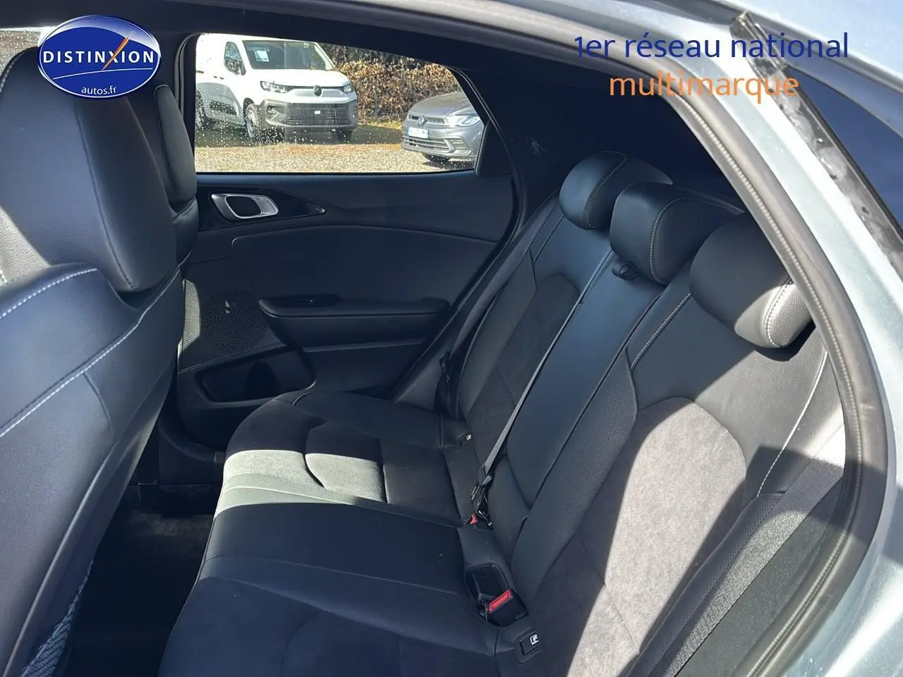 Vue intérieure côté droit montrant la banquette arrière en cuir noir du KIA Xceed gris 2024.