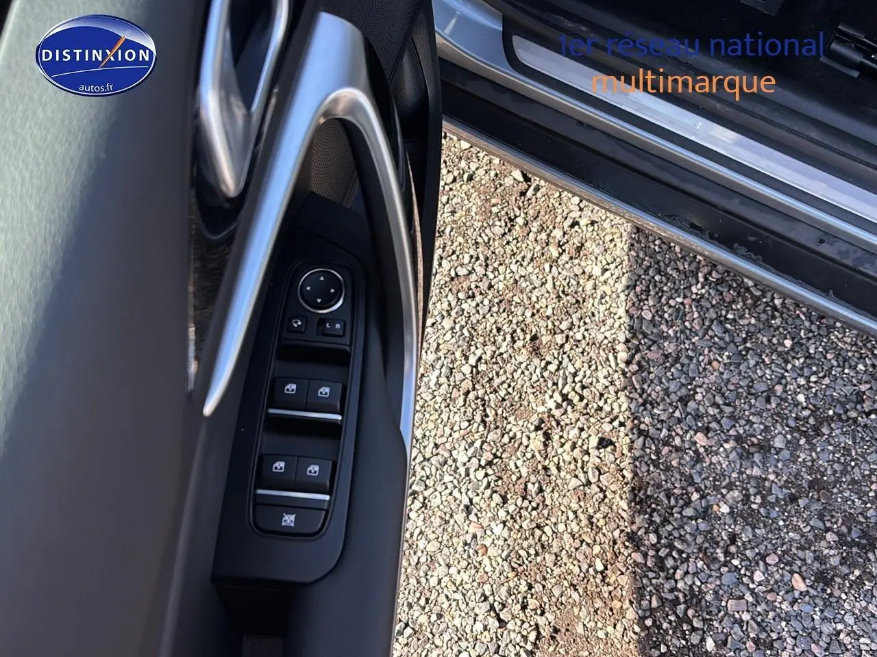 Détail des commandes des vitres et rétroviseurs sur la porte avant gauche d'un KIA Xceed gris 2024.