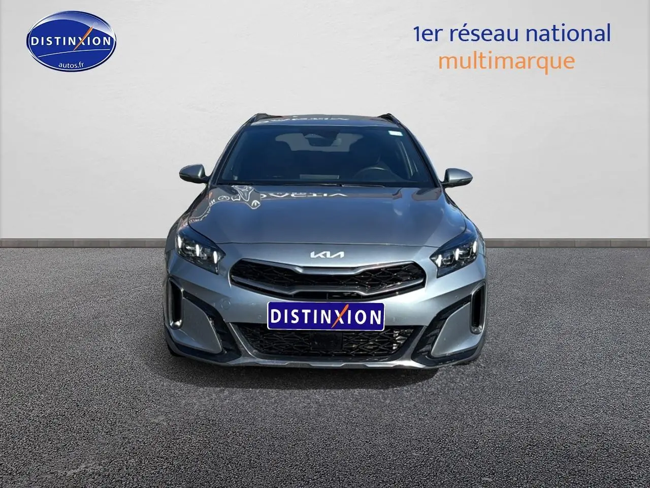 Vue frontale d'un Kia Xceed gris 2024 avec calandre noire et phares LED distinctifs.