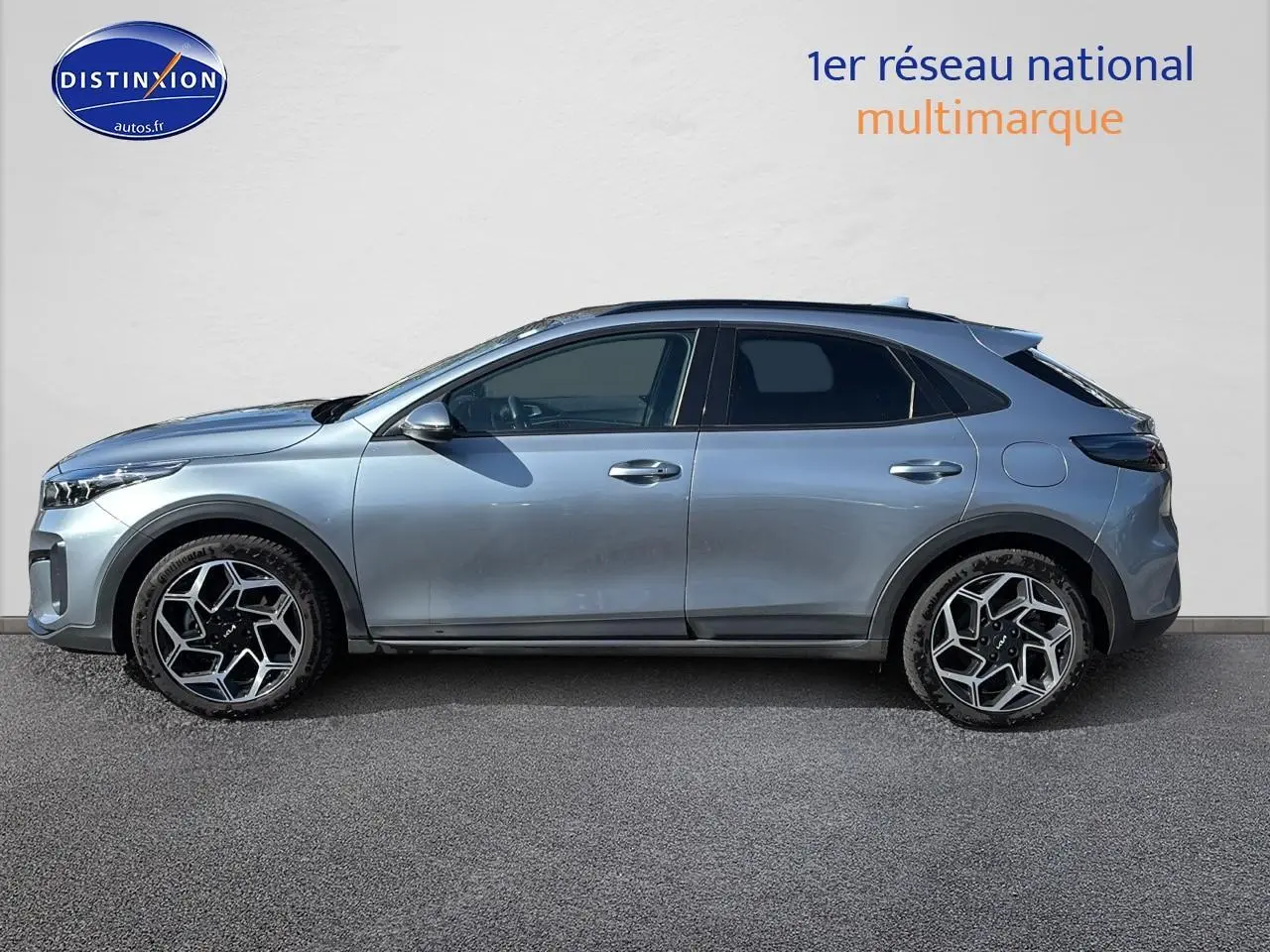 Vue latérale droite d'un KIA Xceed gris 2024 avec jantes alliage et vitres arrière surteintées.