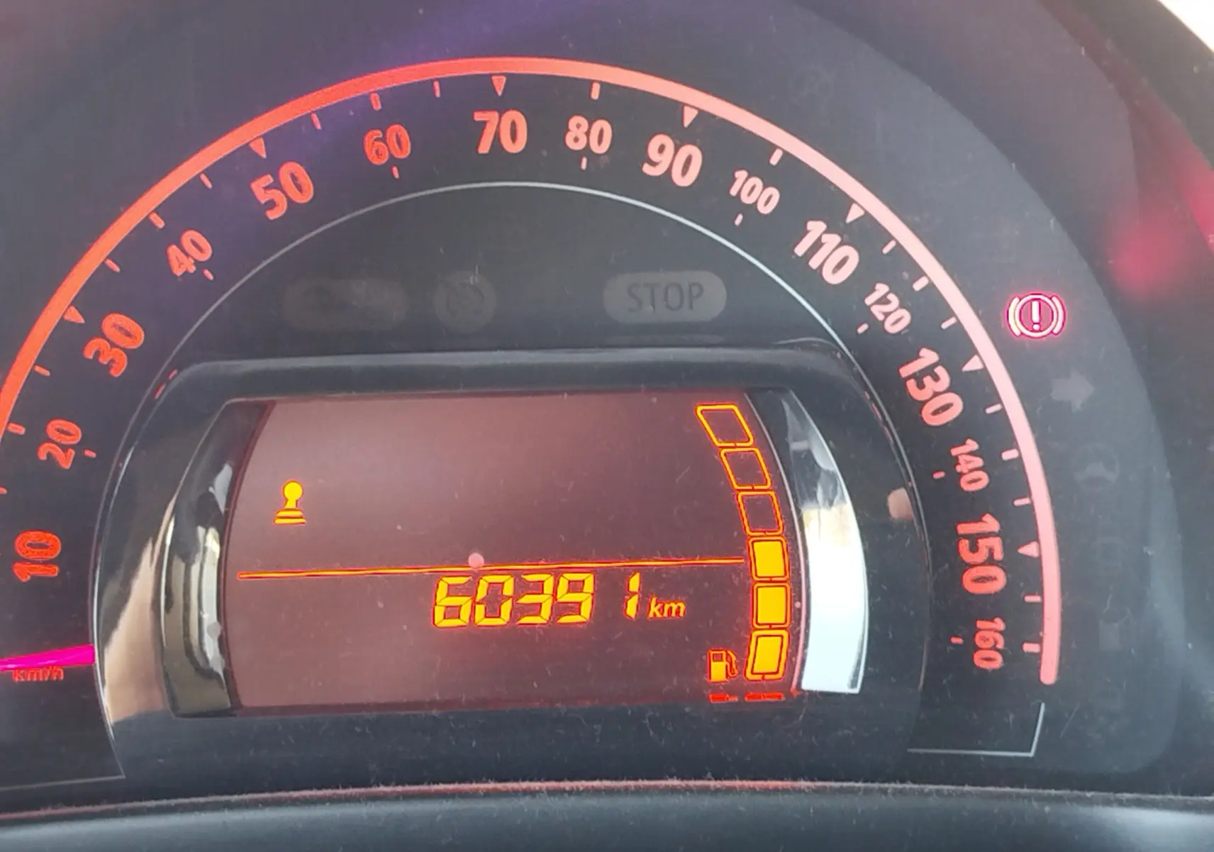 Vue rapprochée du tableau de bord de la Renault Twingo 2016, affichant le compteur kilométrique à 60 391 km.