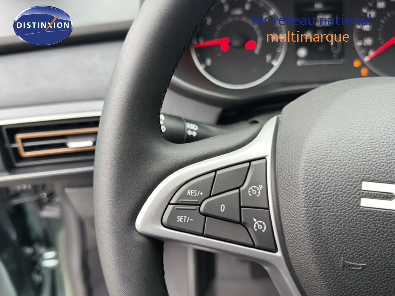 Gros plan sur le volant noir du Dacia Jogger 2026, montrant les commandes de régulateur de vitesse côté gauche.