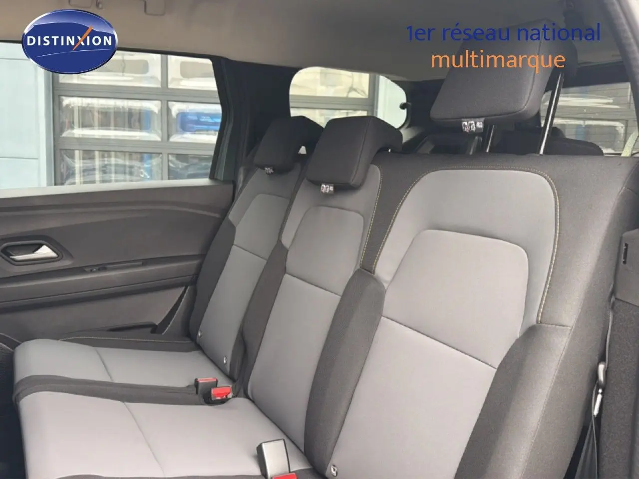 Vue intérieure des sièges arrière gris clair et foncé du Dacia Jogger 2026, montrant la banquette 3 places avec appuie-têtes.