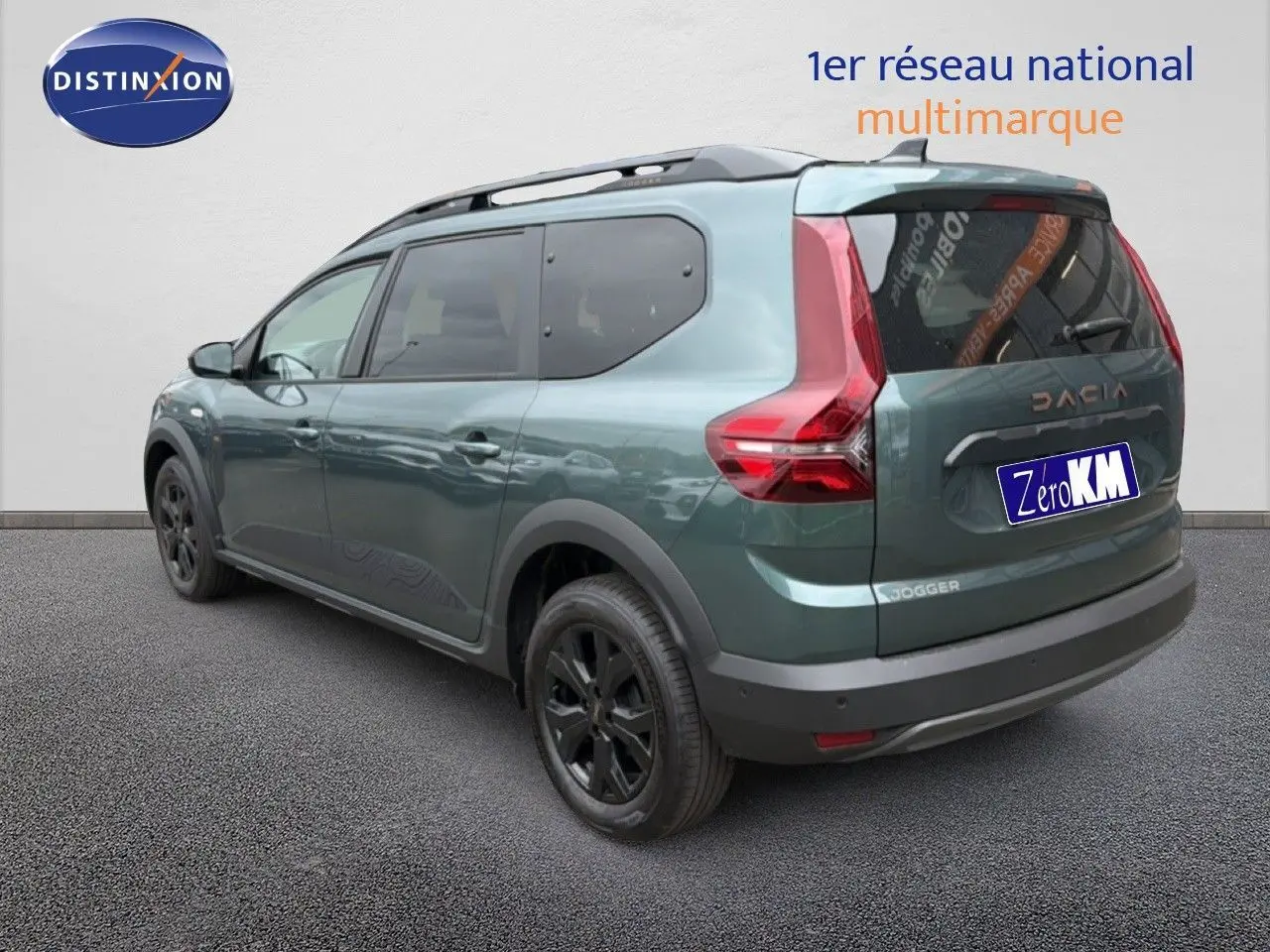 Vue 3/4 arrière droite d'un Dacia Jogger vert cèdre métallisé avec jantes noires et vitres teintées.