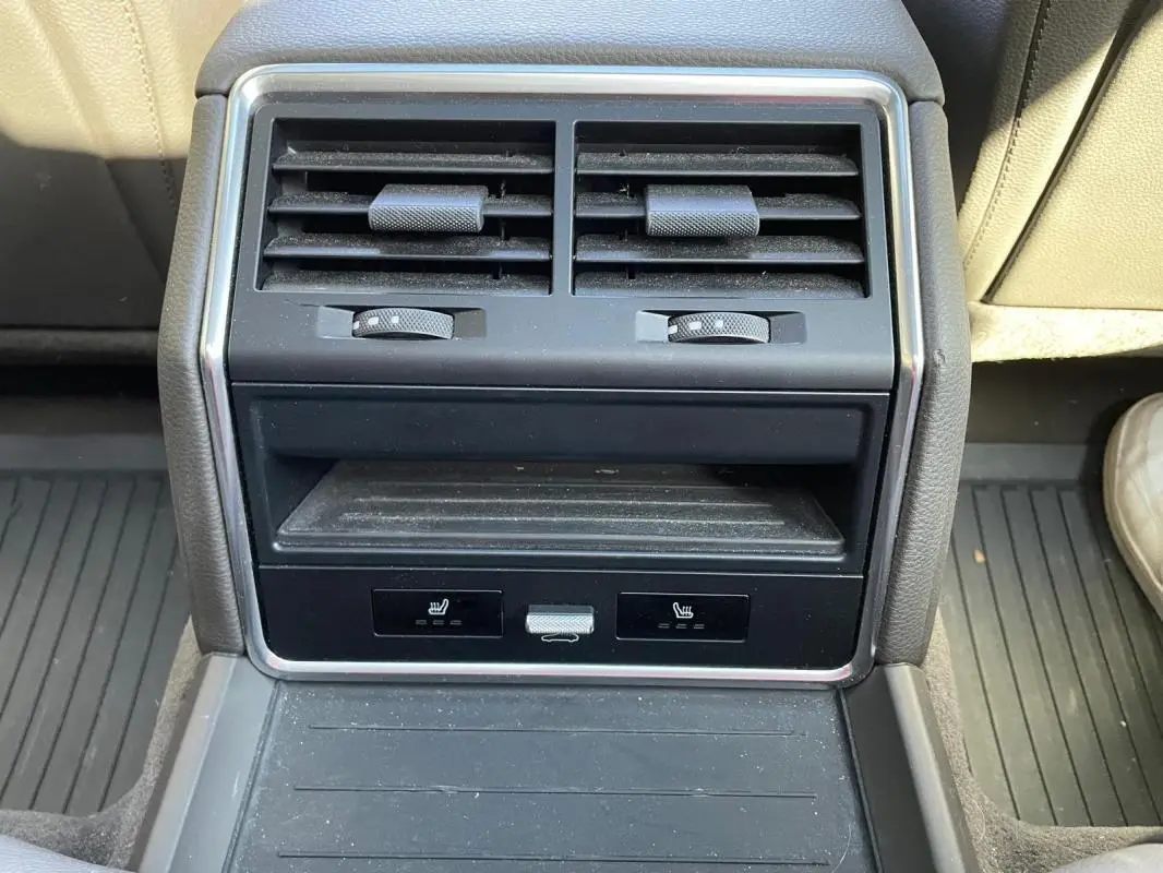 Détail de la console arrière de la Porsche Panamera 4 V6 3.0 Hybrid 2022, montrant les aérateurs et commandes de sièges chauffants.