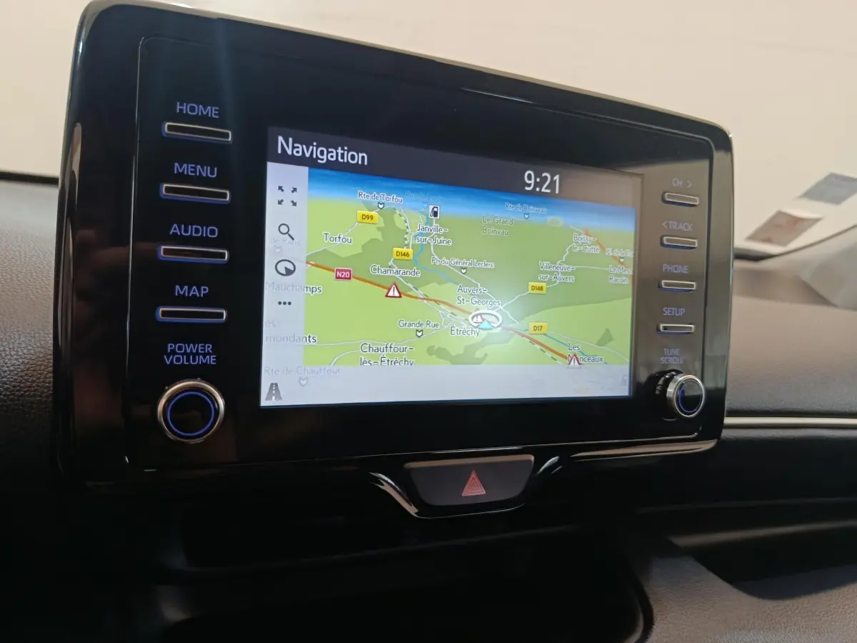Écran tactile de navigation 7 pouces affichant une carte, intérieur noir de Toyota Yaris hybride 2022.