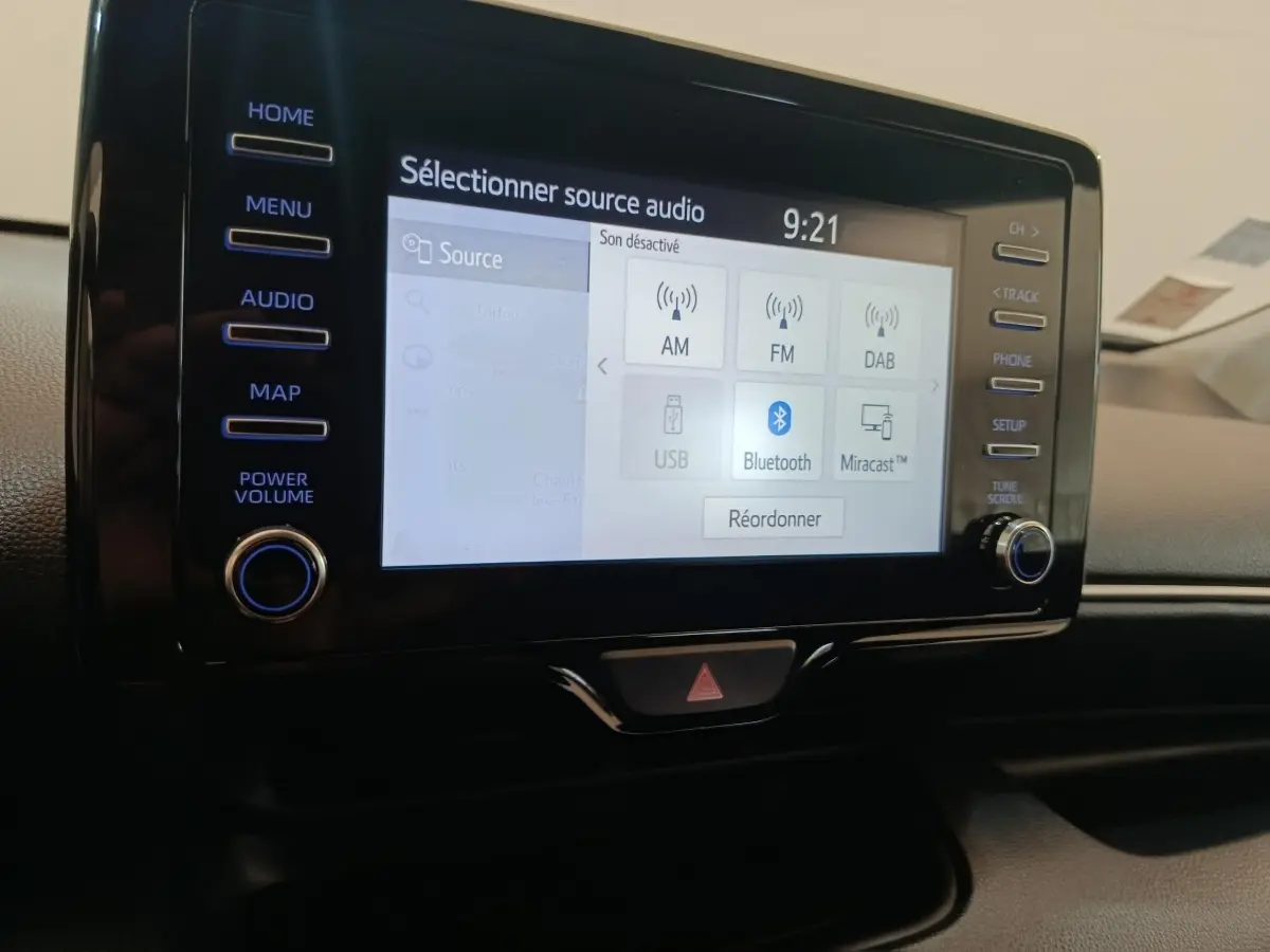 Écran tactile central de la Toyota Yaris hybride 2022 montrant les options audio avec interface Bluetooth active.