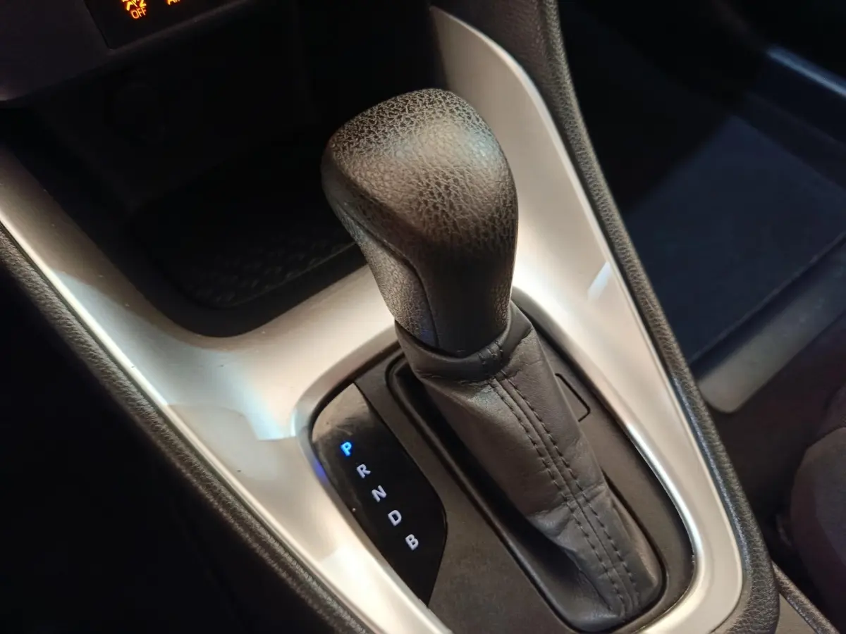 Le levier de vitesses en cuir noir de la Toyota Yaris hybride 2022, vue rapprochée de la console centrale.