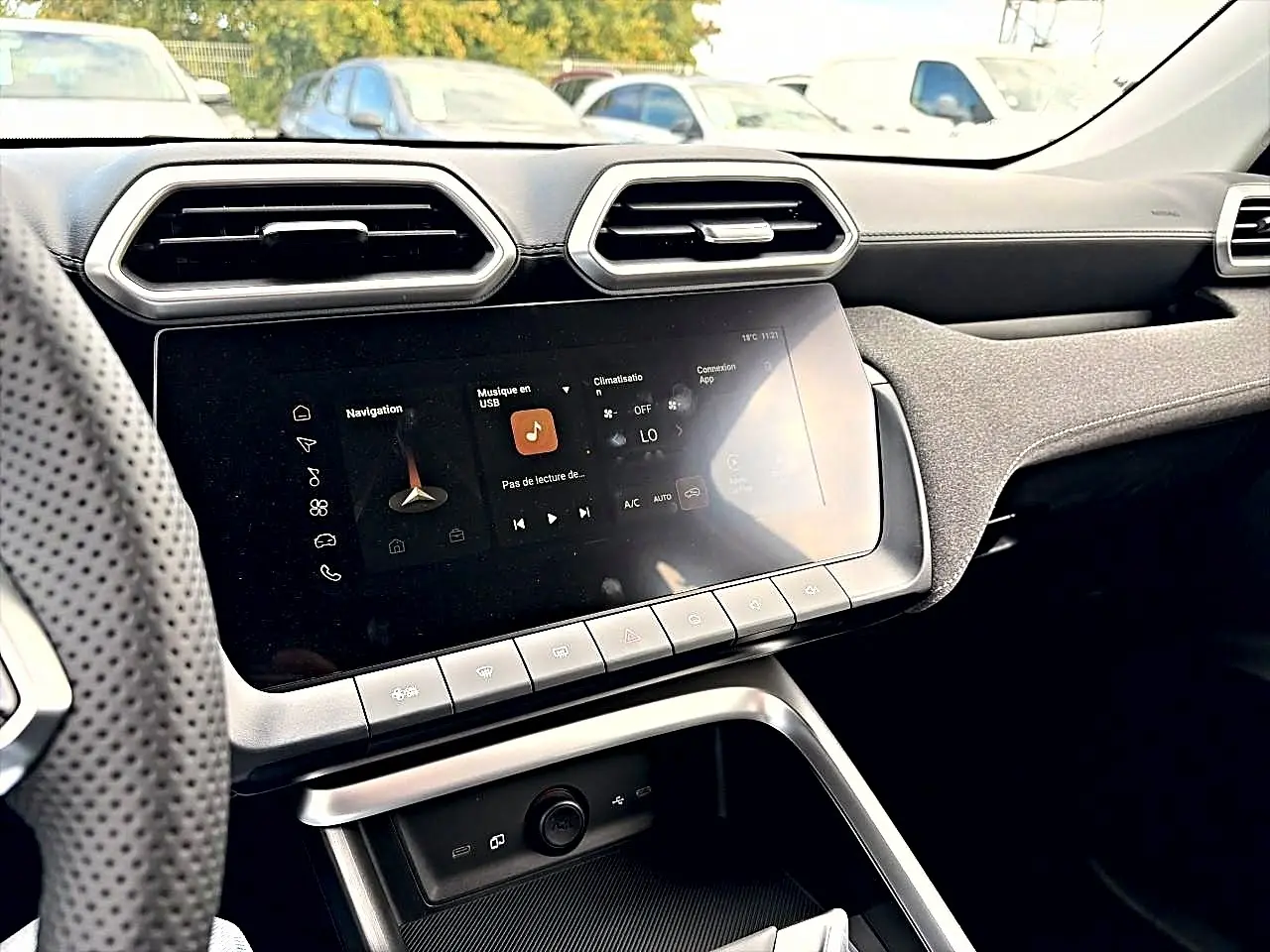 Vue intérieure du tableau de bord du MG ZS 1.5 hybrid 197, avec écran tactile et aérateurs hexagonaux.
