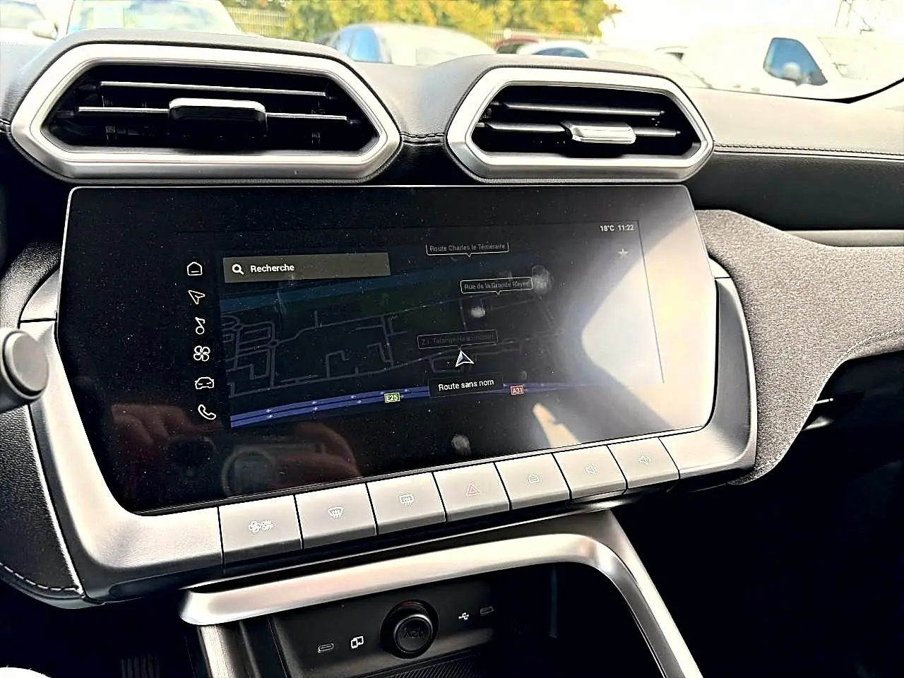 Vue rapprochée de l’écran tactile et des aérateurs hexagonaux du tableau de bord du MG ZS Camden grey 2026.