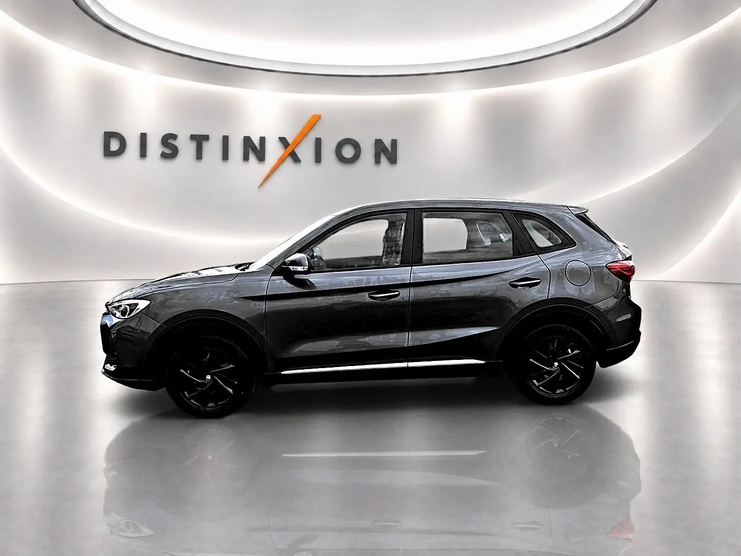 Vue de profil côté gauche du MG ZS Camden grey 2026 hybride, avec jantes noires et lignes épurées.