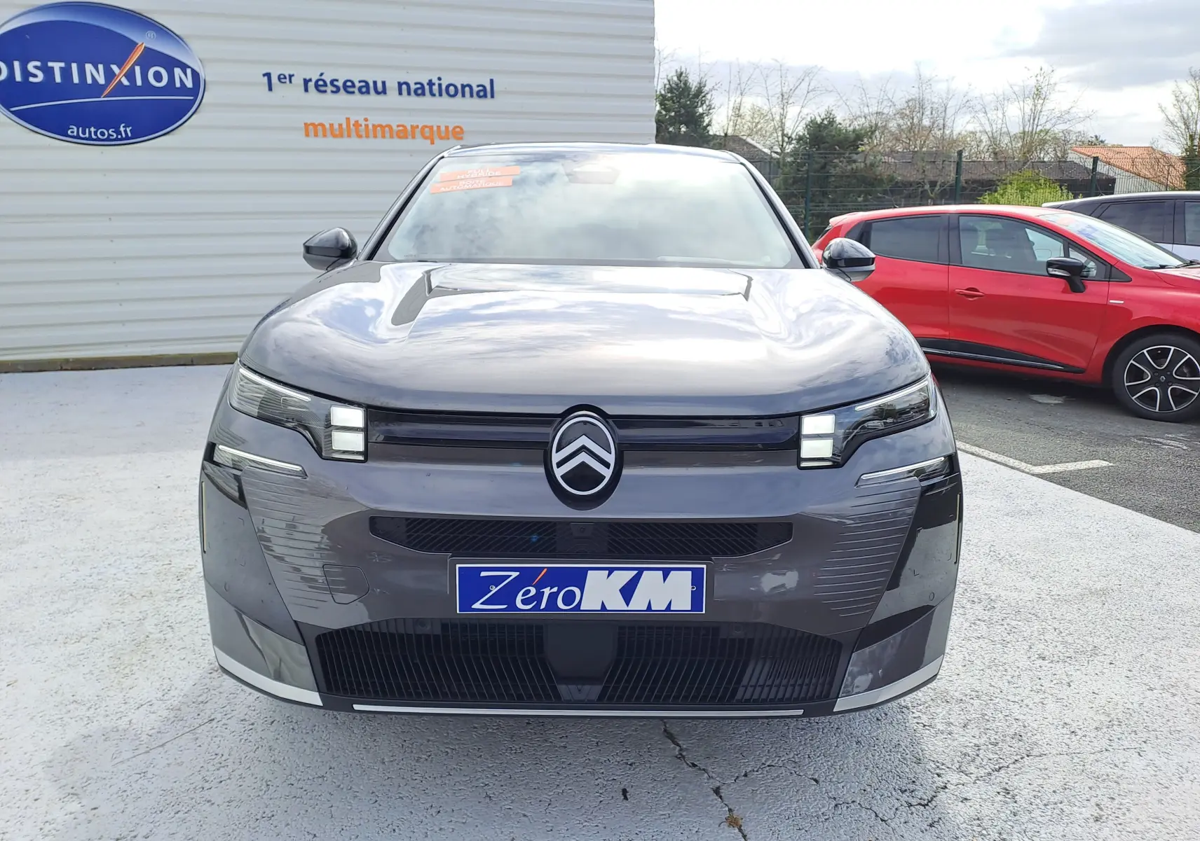 Gros plan sur la roue avant droite noire brillante du Citroën C5 Aircross gris platinium avec pneu Michelin.