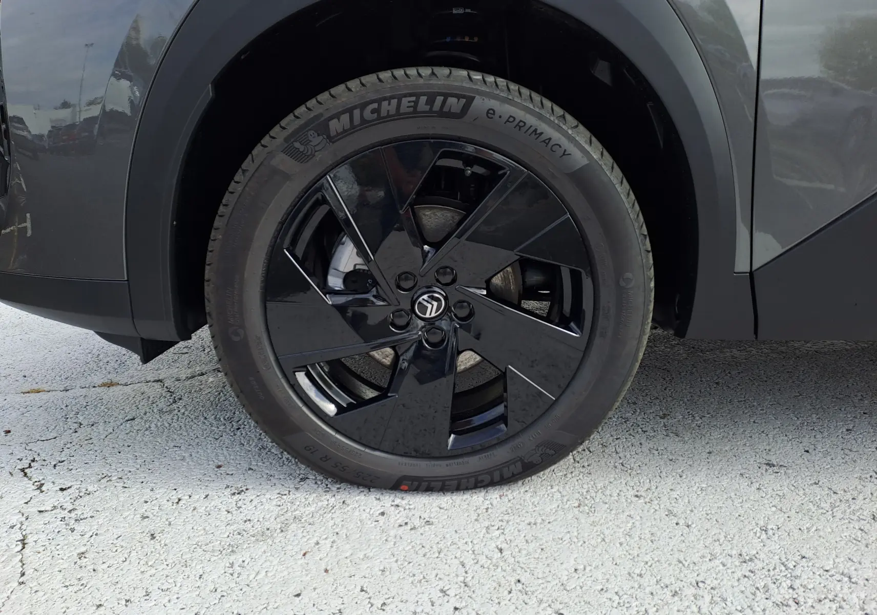 Vue 3/4 arrière droite d'un Citroën C5 Aircross gris platinium avec toit noir et feux arrière LED distinctifs.