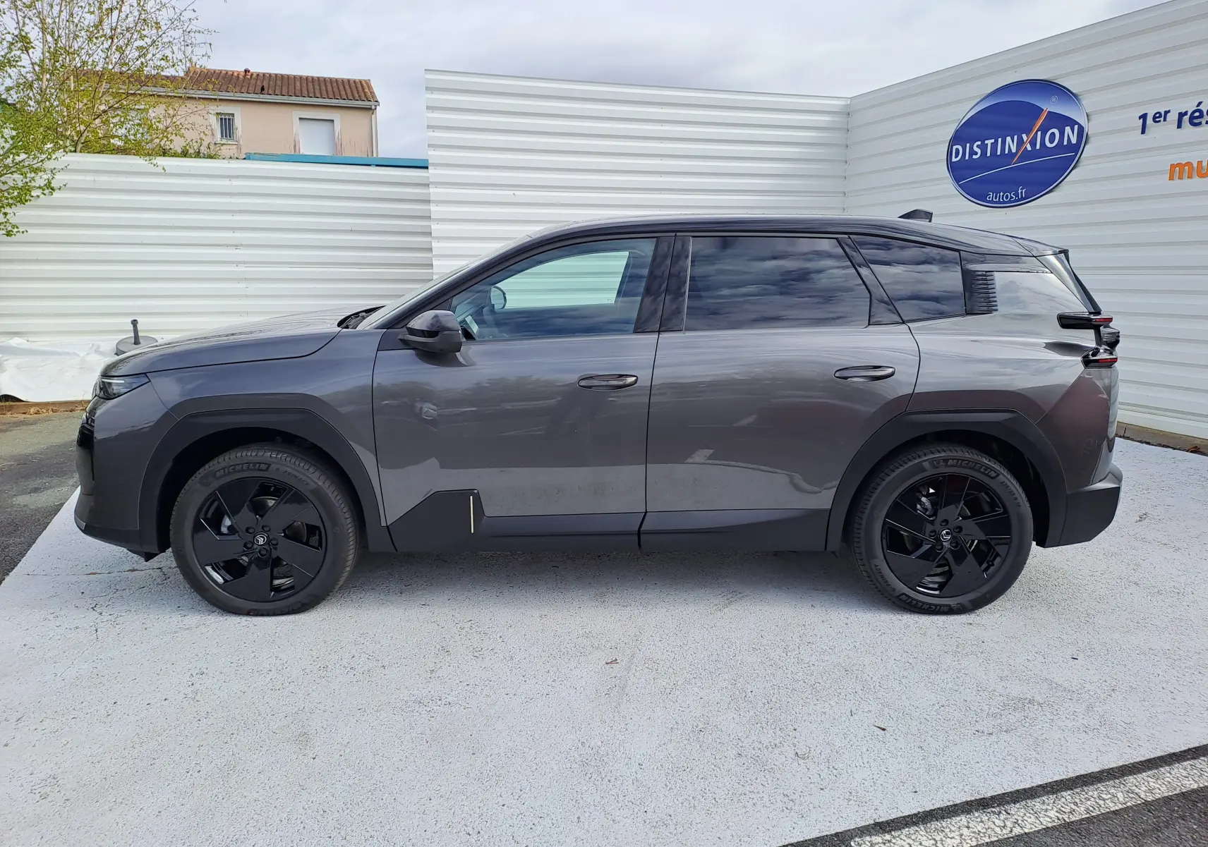 Toit panoramique noir brillant du Citroën C5 Aircross gris platinium vu en léger plongé depuis l'arrière droit.