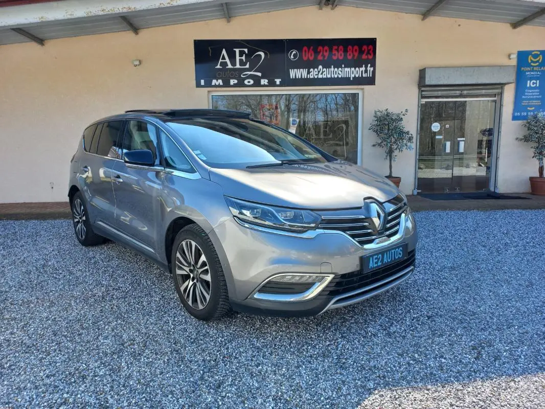Renault Espace gris 2017 en 3/4 avant droit, avec calandre chromée et jantes alliage distinctives.