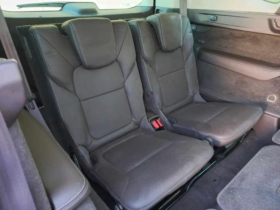 Vue rapprochée des deux sièges arrière en cuir noir du Renault Espace gris, version 7 places, 2017.