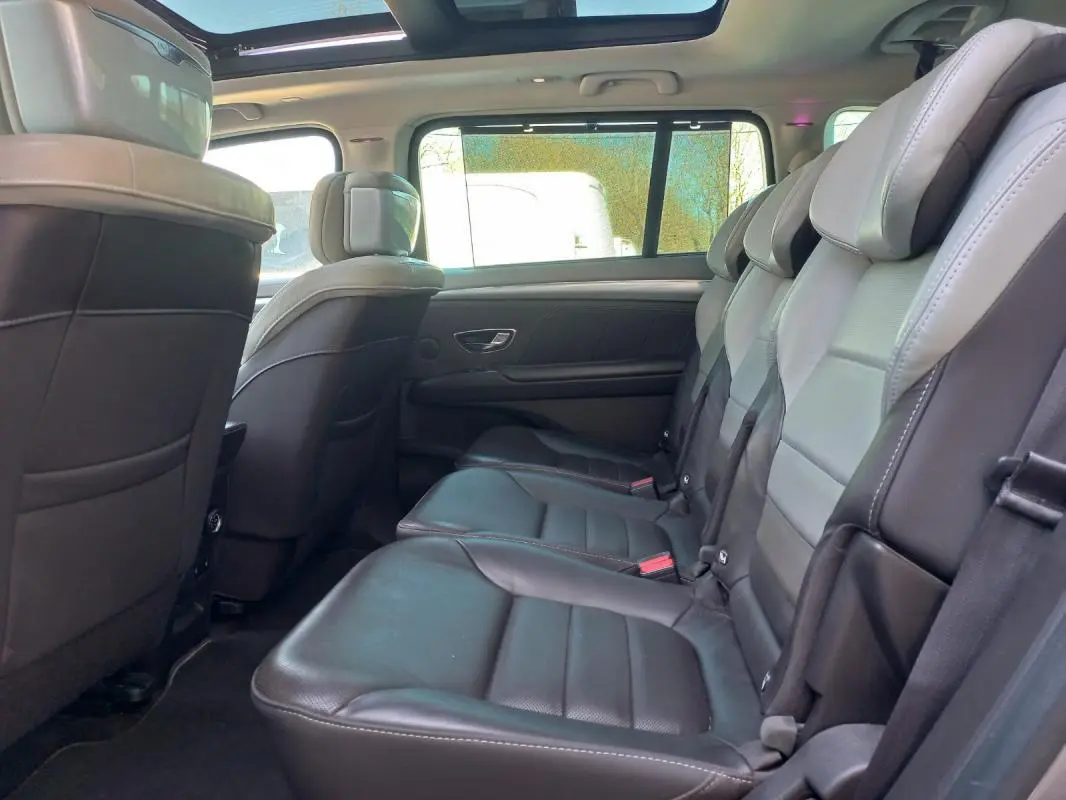 Vue intérieure côté droit des sièges arrière en cuir noir du Renault Espace V Initiale Paris 2017 avec toit panoramique.