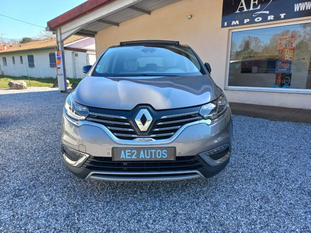 Vue frontale d'un Renault Espace gris 2017, mettant en valeur sa calandre chromée et ses phares LED distinctifs.