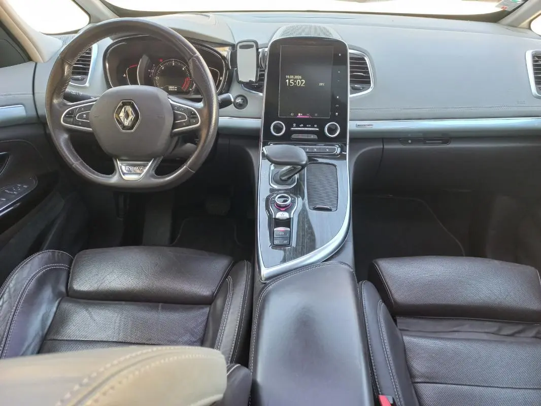 Vue intérieure avant du Renault Espace gris 2017, avec tableau de bord moderne et écran tactile vertical central.