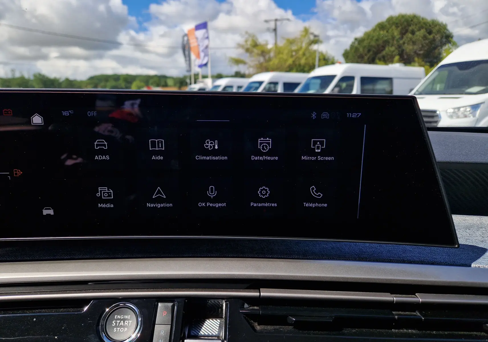 Écran tactile central du Peugeot 3008 gris titane, vue intérieure frontale mettant en avant les commandes digitales.