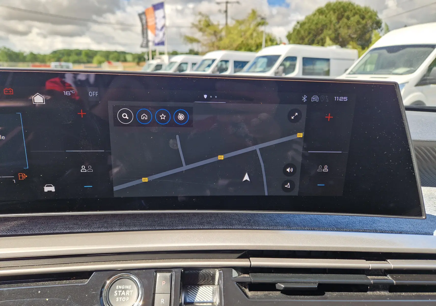 Écran tactile central du Peugeot 3008 gris titane 2026, affichant la navigation avec commandes autour et bouton start/stop visible.