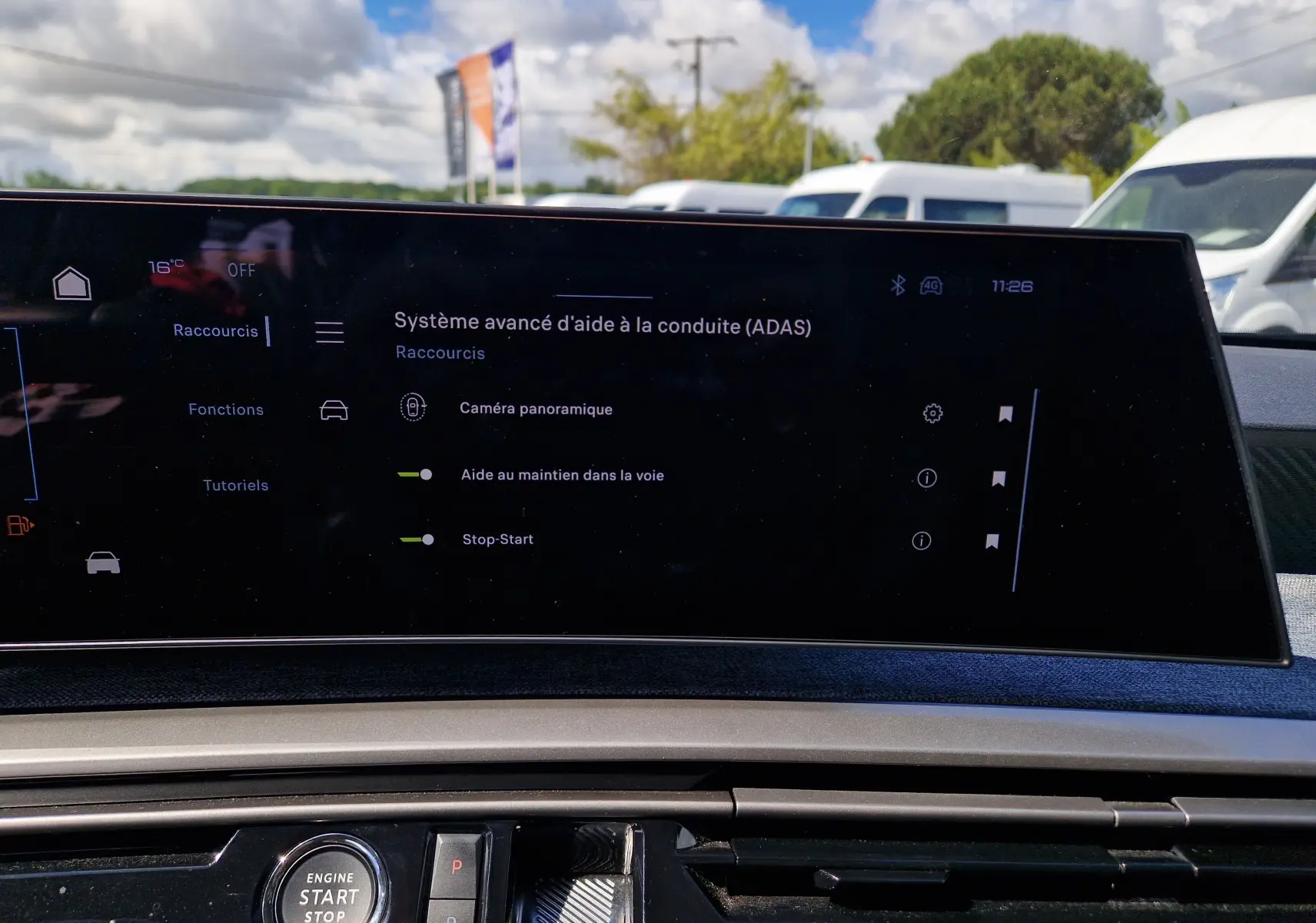 Écran tactile du système d'aide à la conduite affichant les options caméra panoramique et maintien de voie, intérieur Peugeot 3008 gris titane.