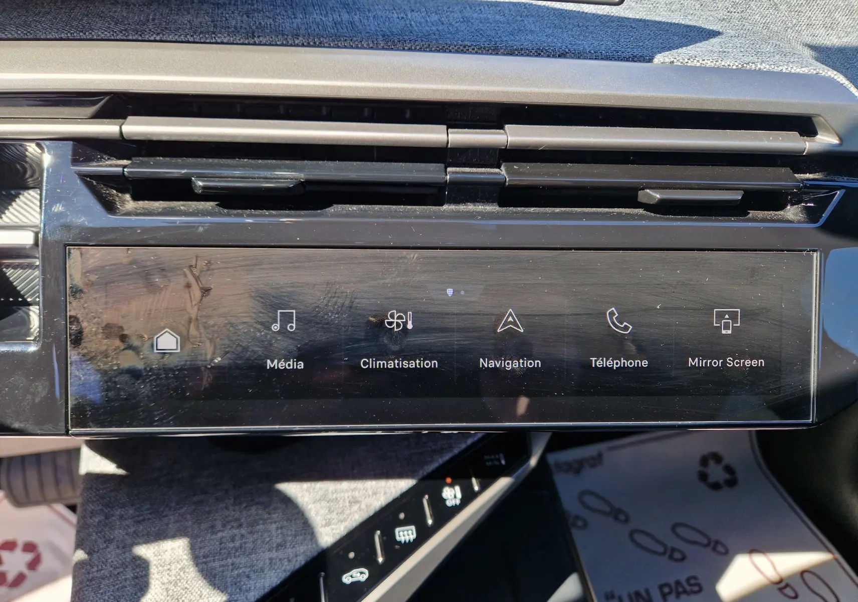 Vue rapprochée de l’écran tactile central noir du Peugeot 3008 gris titane, affichant les menus Média, Climatisation, Navigation, Téléphone et Mirror Screen.
