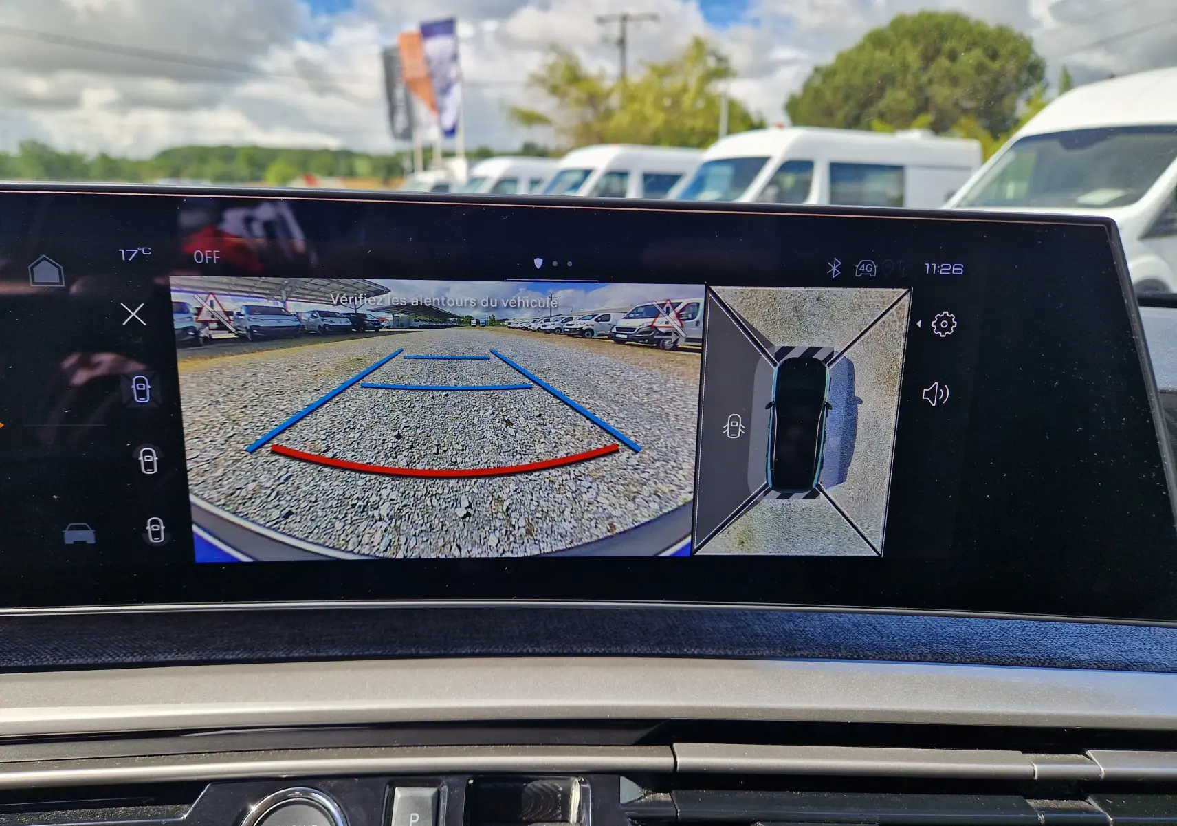 Vue intérieure de l’écran multimédia du Peugeot 3008 gris titane, affichant la caméra de recul et la vue à 360° du véhicule.