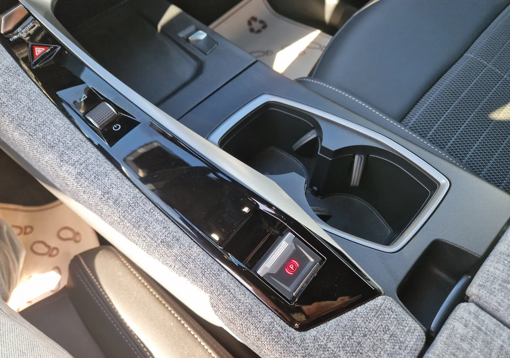 Vue rapprochée de la console centrale du Peugeot 3008 gris titane, mettant en valeur la commande de frein à main électronique.