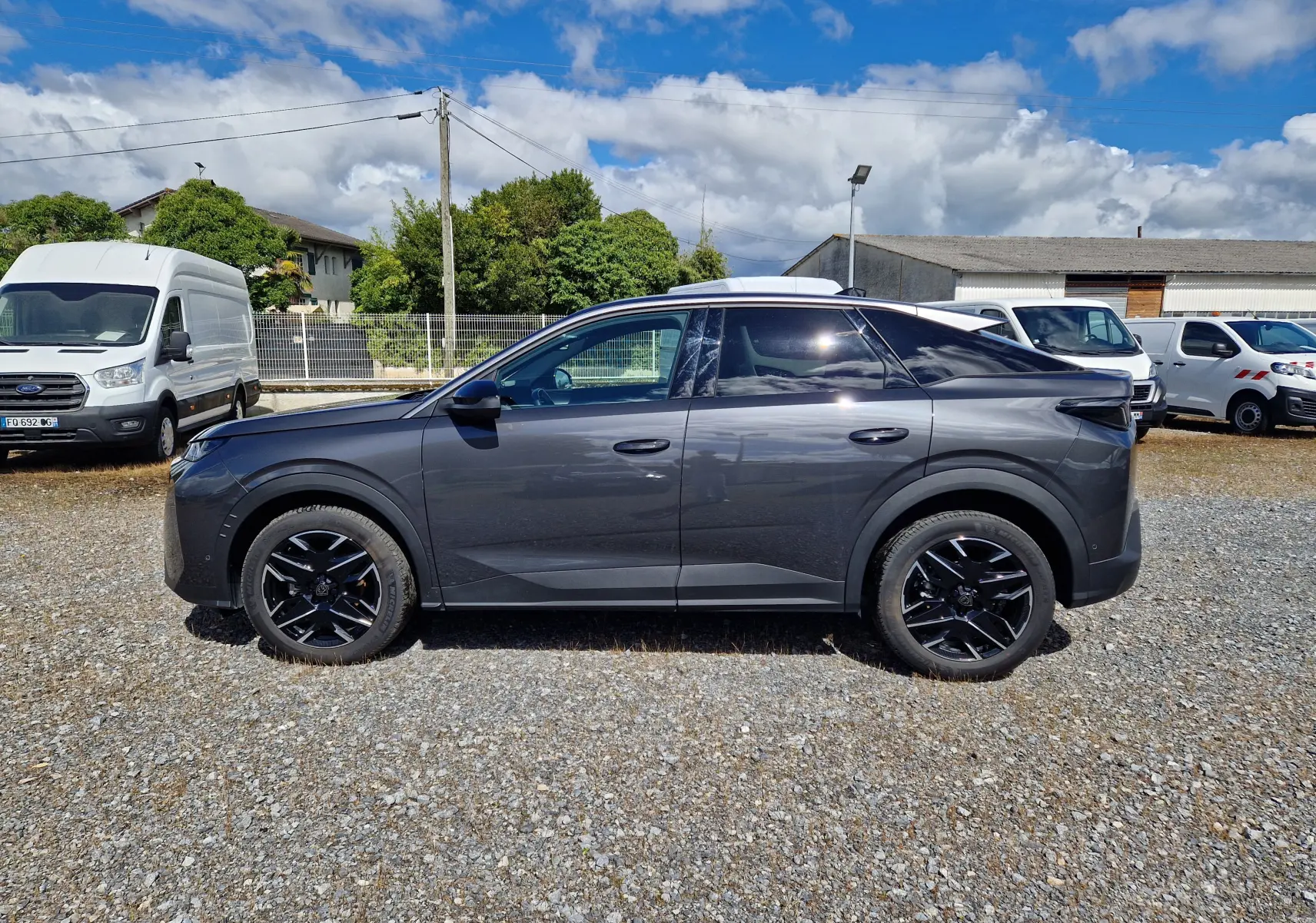 Peugeot 3008 gris titane vue de profil côté gauche, avec jantes noires et toit noir contrastant.
