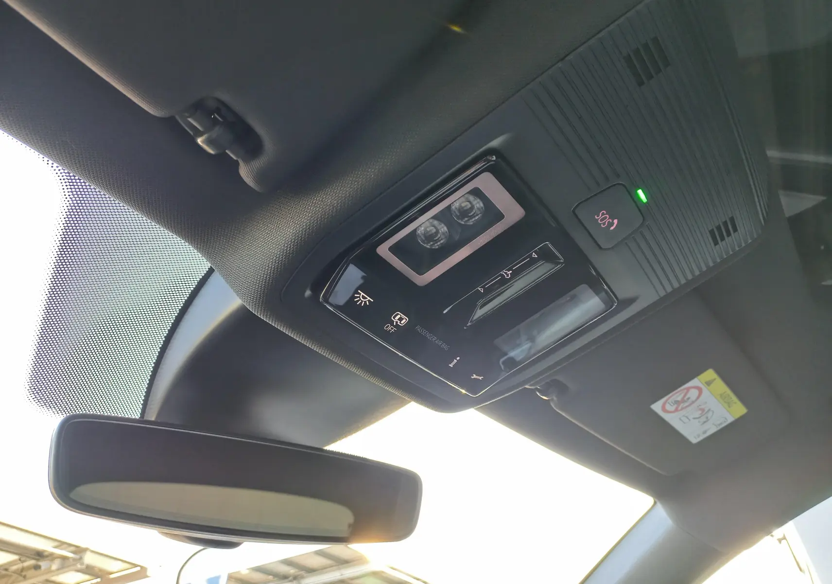 Plafonnier intérieur avec commandes d'éclairage et bouton SOS dans une CUPRA Leon 2025 toit ouvrant panoramique.