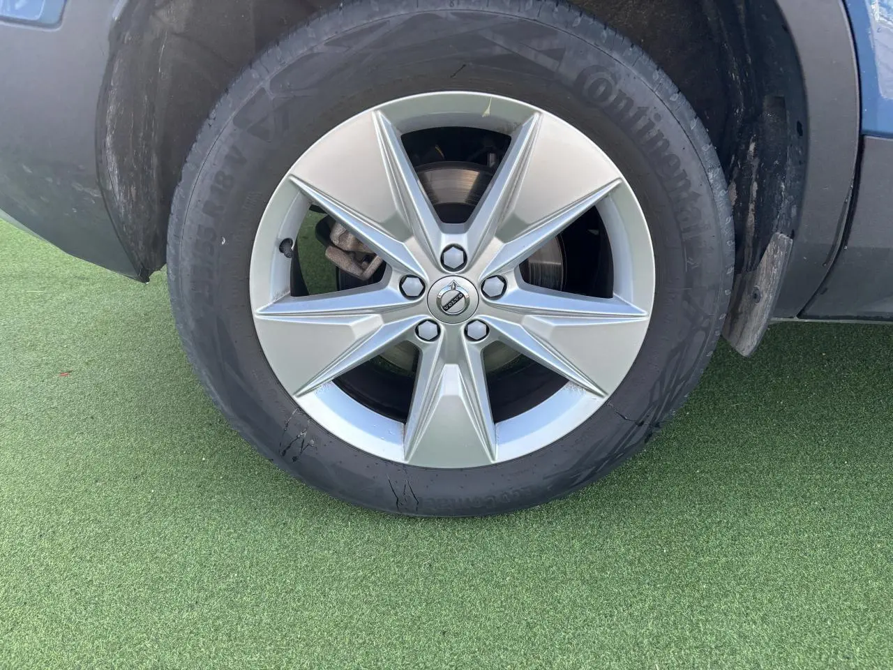 Gros plan sur la jante alliage 18 pouces argentée du Volvo XC40 Fjord Blue, avec pneu Continental visible.