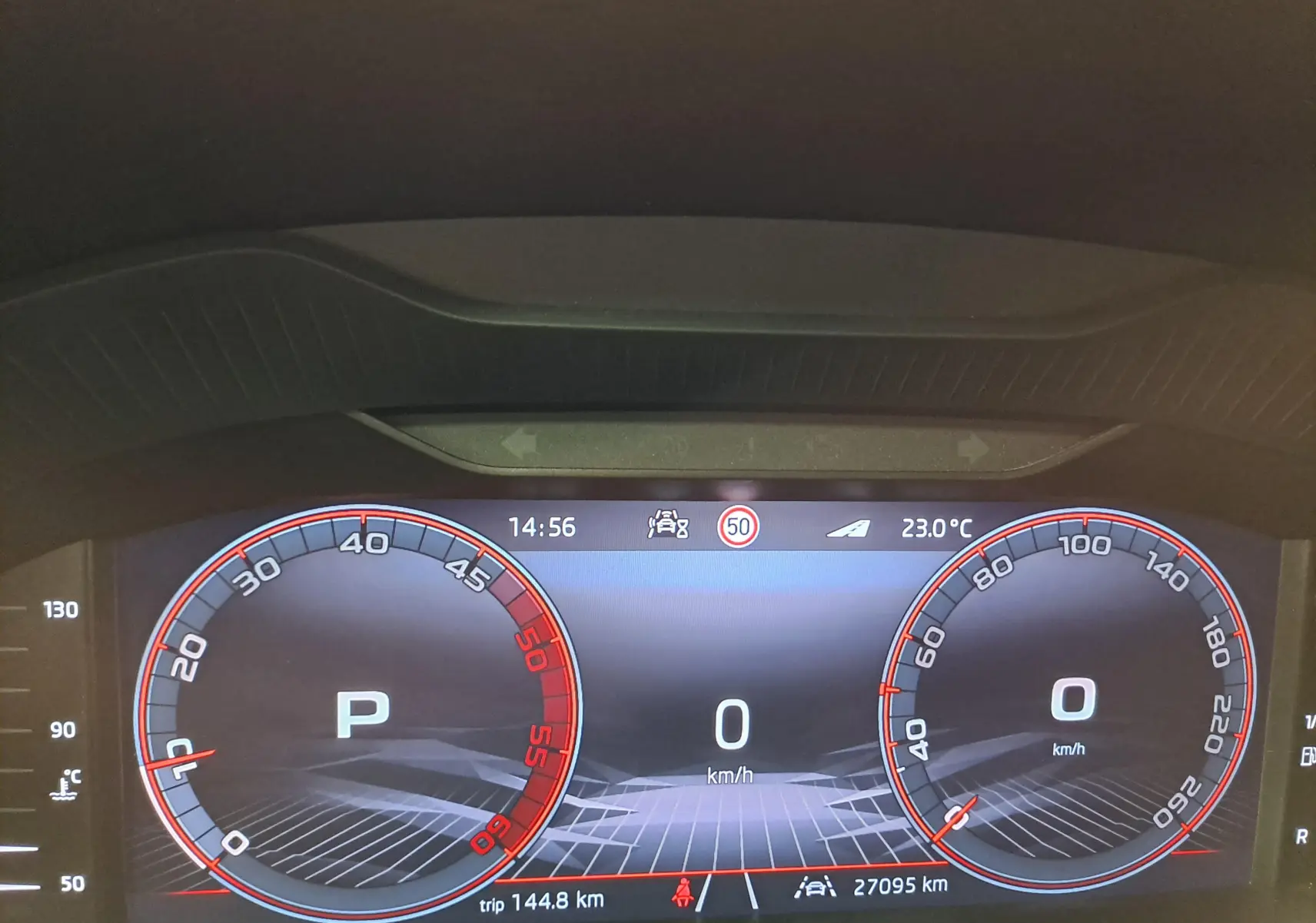 Affichage numérique du tableau de bord du Skoda Karoq 2.0 TDI 150 DSG7 Sportline, avec vitesse et température visibles.