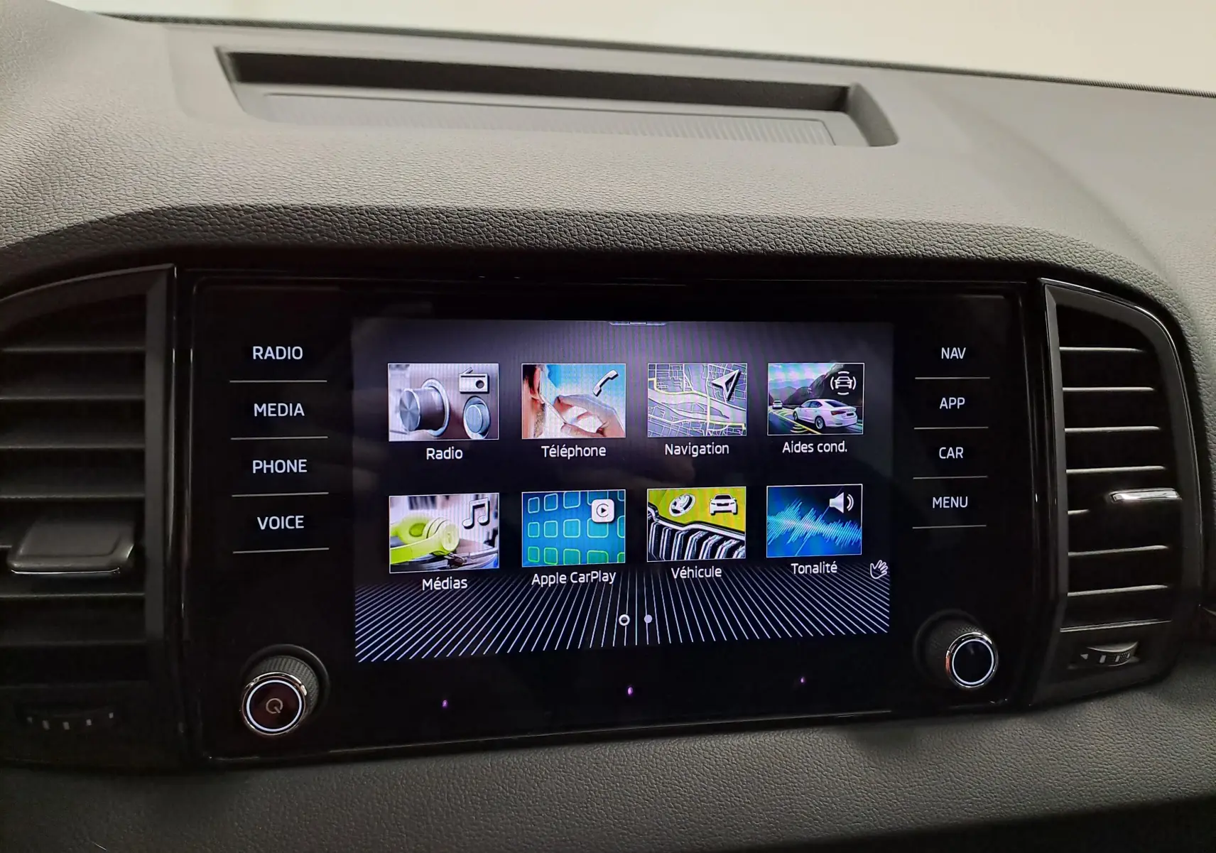 Écran tactile central du tableau de bord du Skoda Karoq 2025 affichant les options multimédia et navigation.