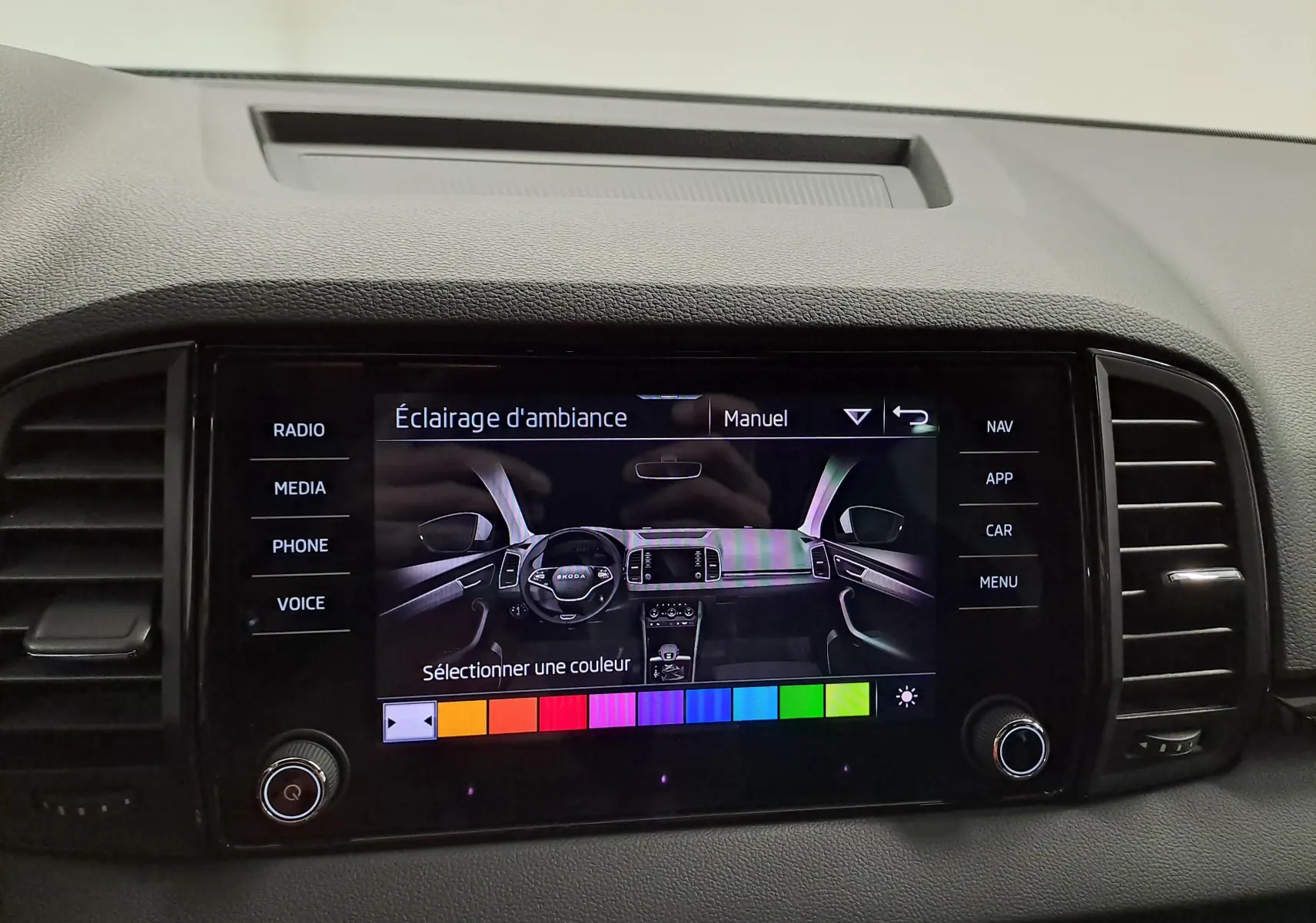 Écran tactile central du Skoda Karoq 2025 affichant le réglage manuel de l'éclairage d'ambiance intérieure.