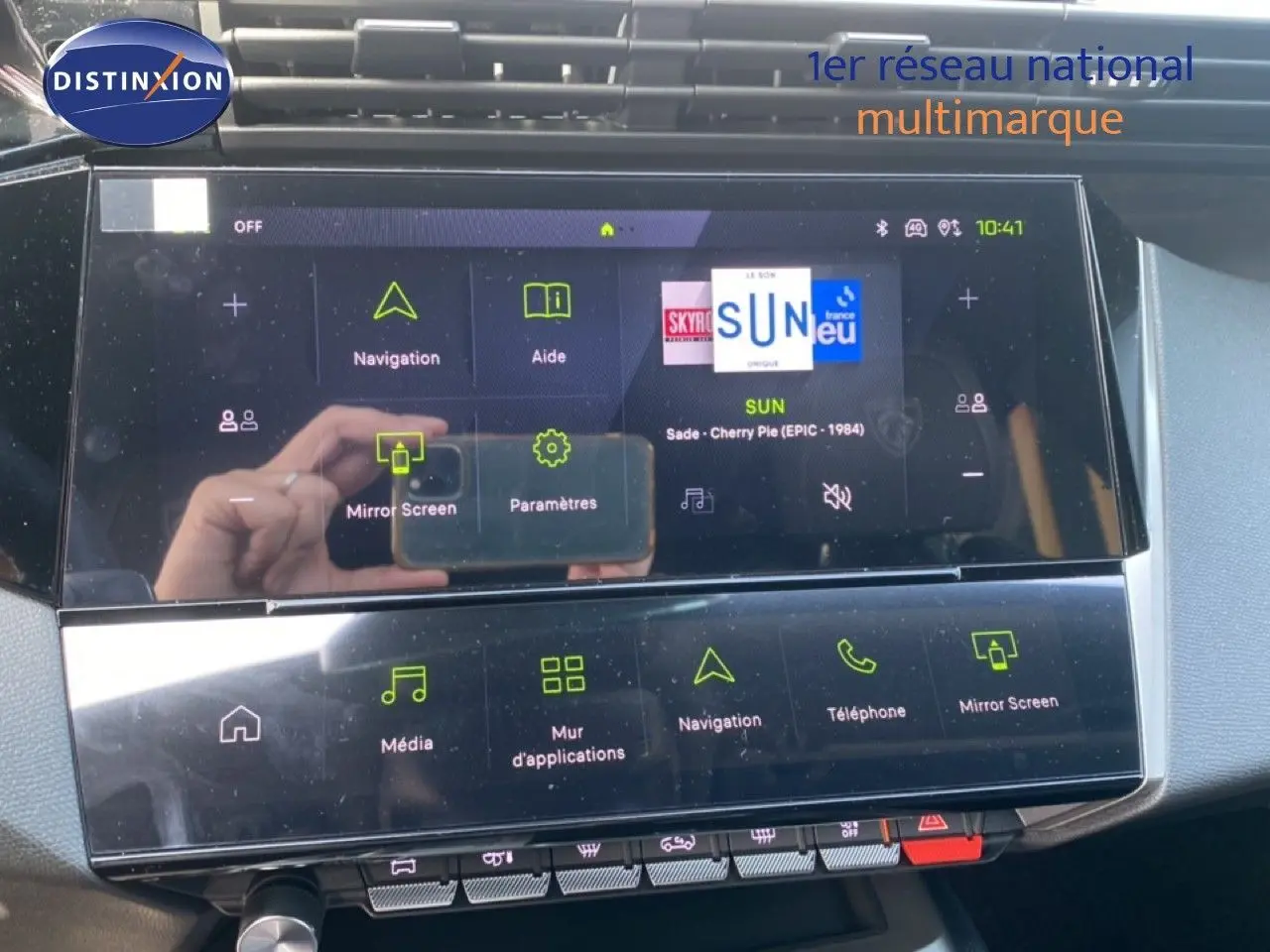 Vue rapprochée de l’écran tactile central de la Peugeot 308 Hybrid 145ch GT 2026, affichant le menu multimédia.