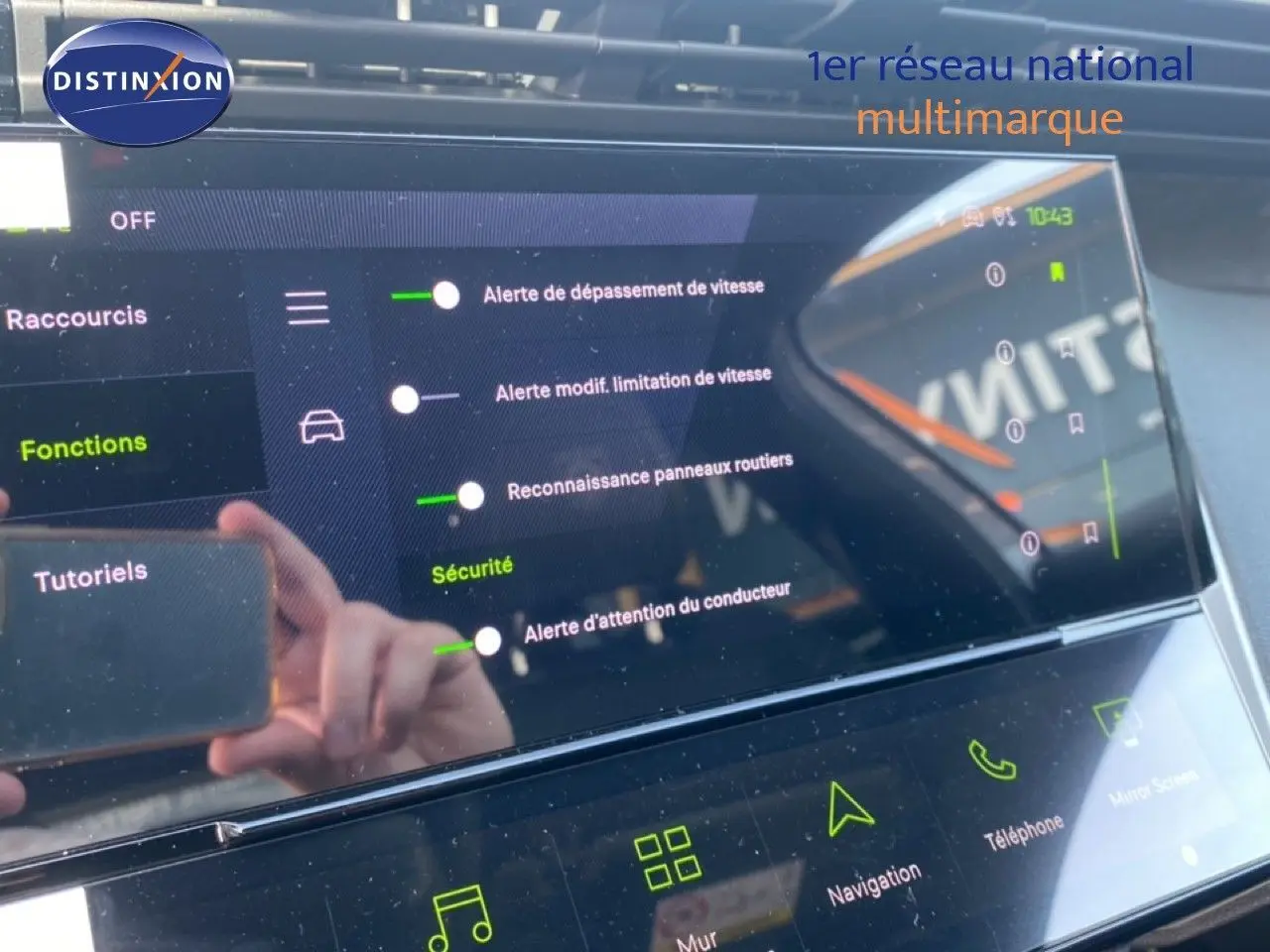 Écran tactile intérieur de la Peugeot 308 Hybrid 145ch GT 2026, affichant les réglages d’alerte de sécurité.