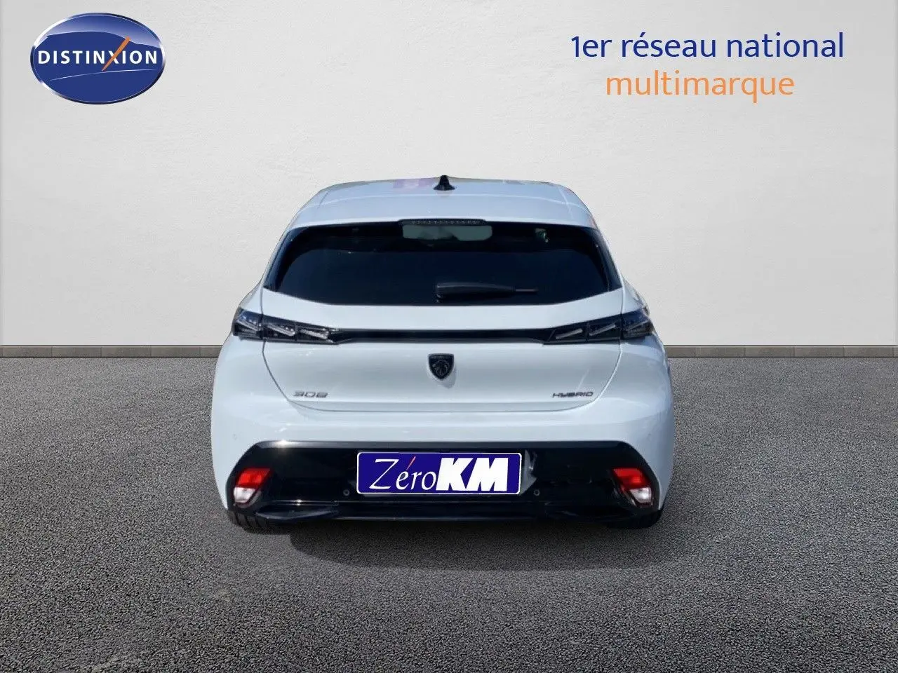 Vue arrière d'une Peugeot 308 Hybrid blanche Okenite Metal, avec feux effilés et logo central distinctif.