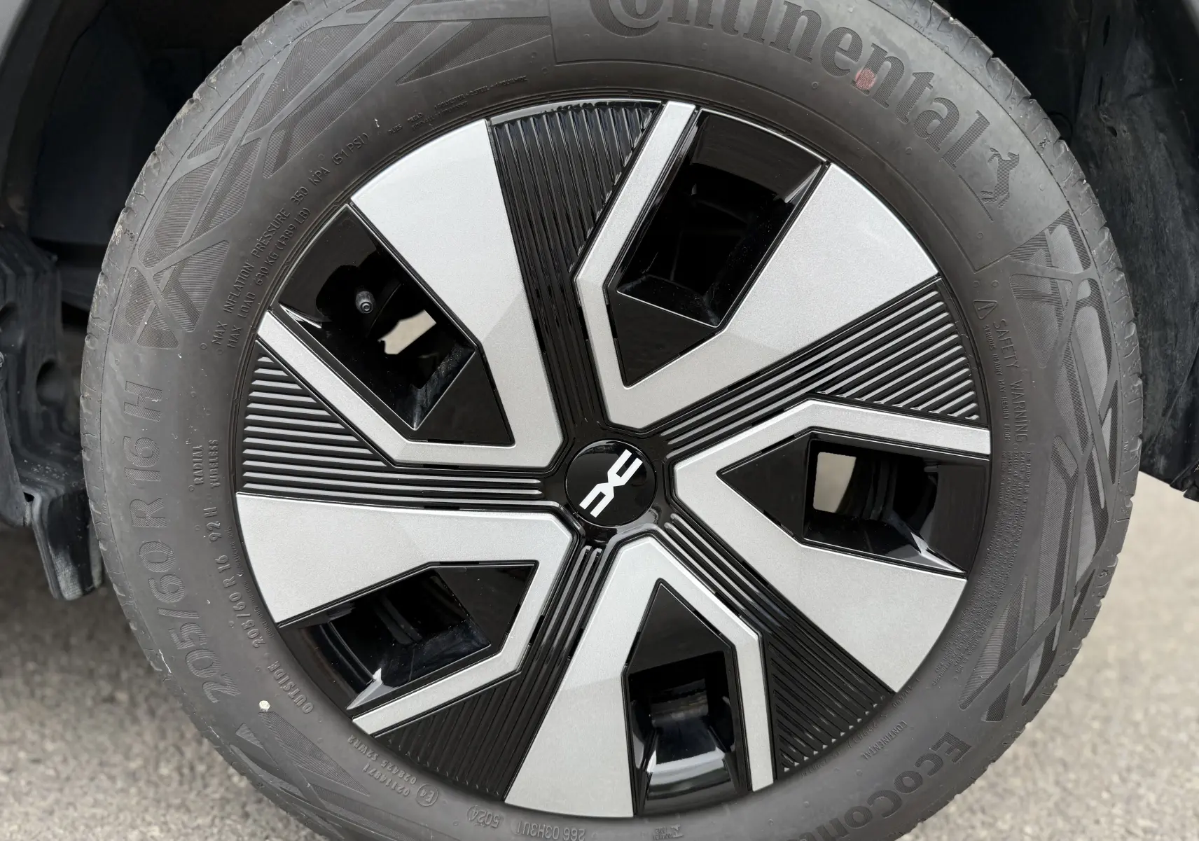 Gros plan sur la jante avant droite de la Dacia Sandero Stepway 2025 en Bleu Iron, avec pneu Continental et design moderne.