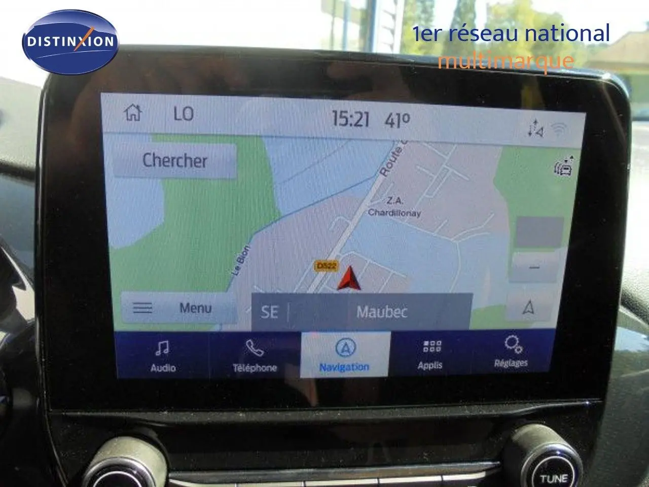 Écran tactile de navigation du Ford Puma noir Agate Metal, affichant une carte et des options multimédia.