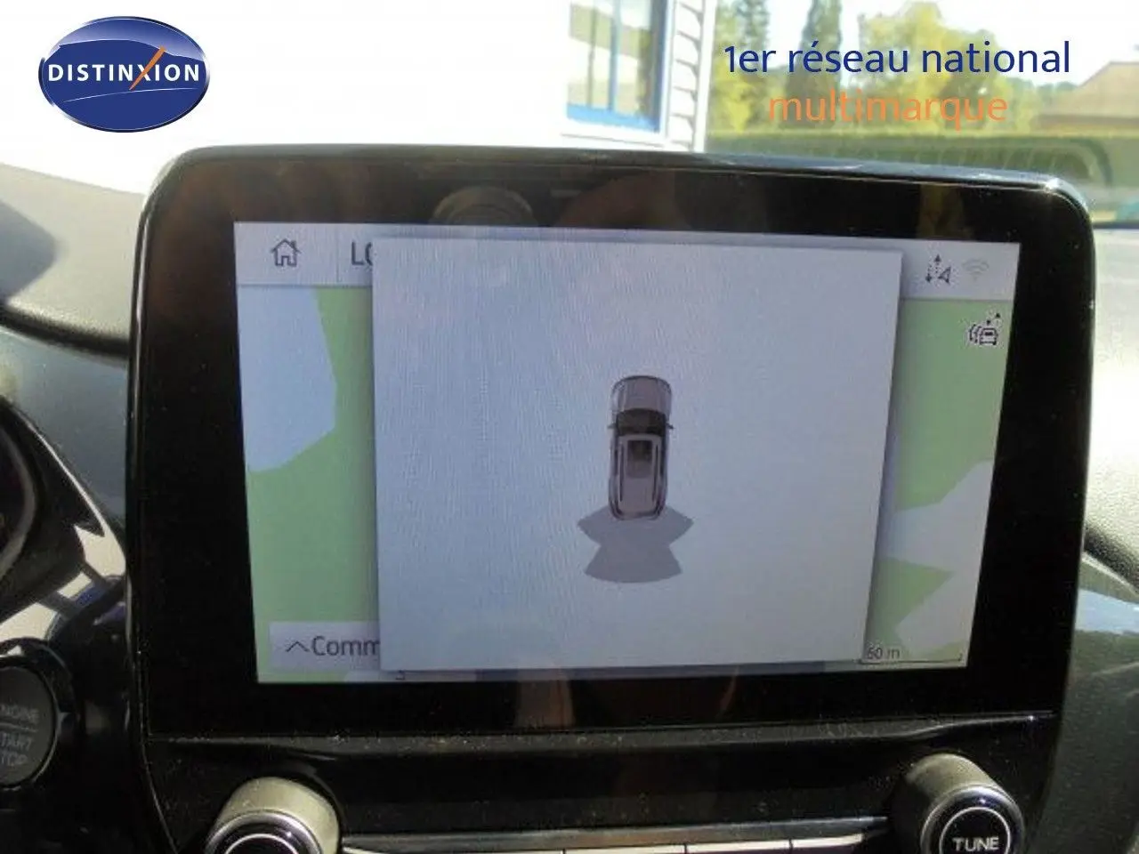 Écran tactile intérieur montrant la vue de dessus du Ford Puma noir Agate Metal avec système de navigation actif.