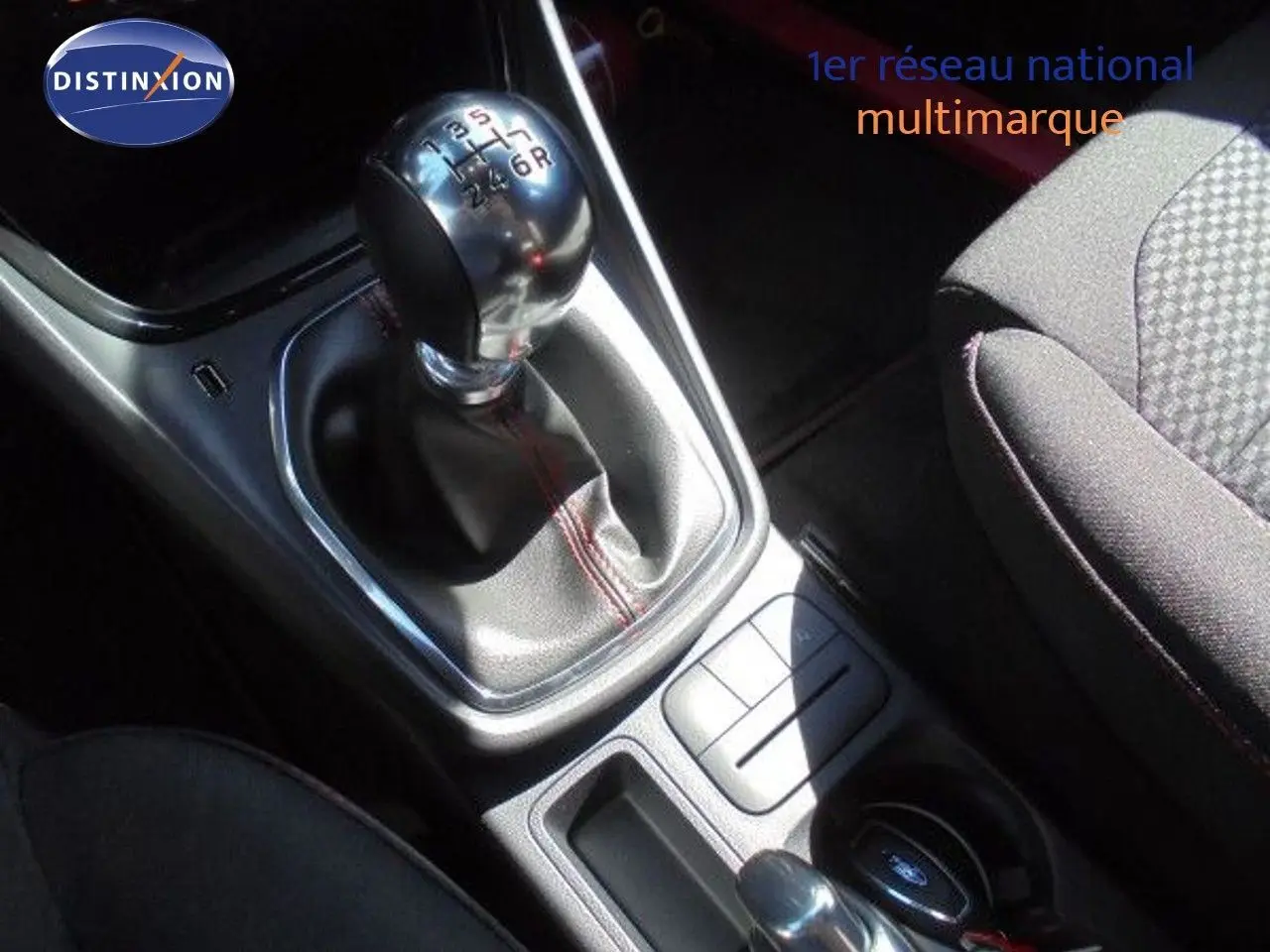 Gros plan sur le levier de vitesses manuel et la console centrale d'une Ford Puma noir Agate Metal, finition ST-LINE.