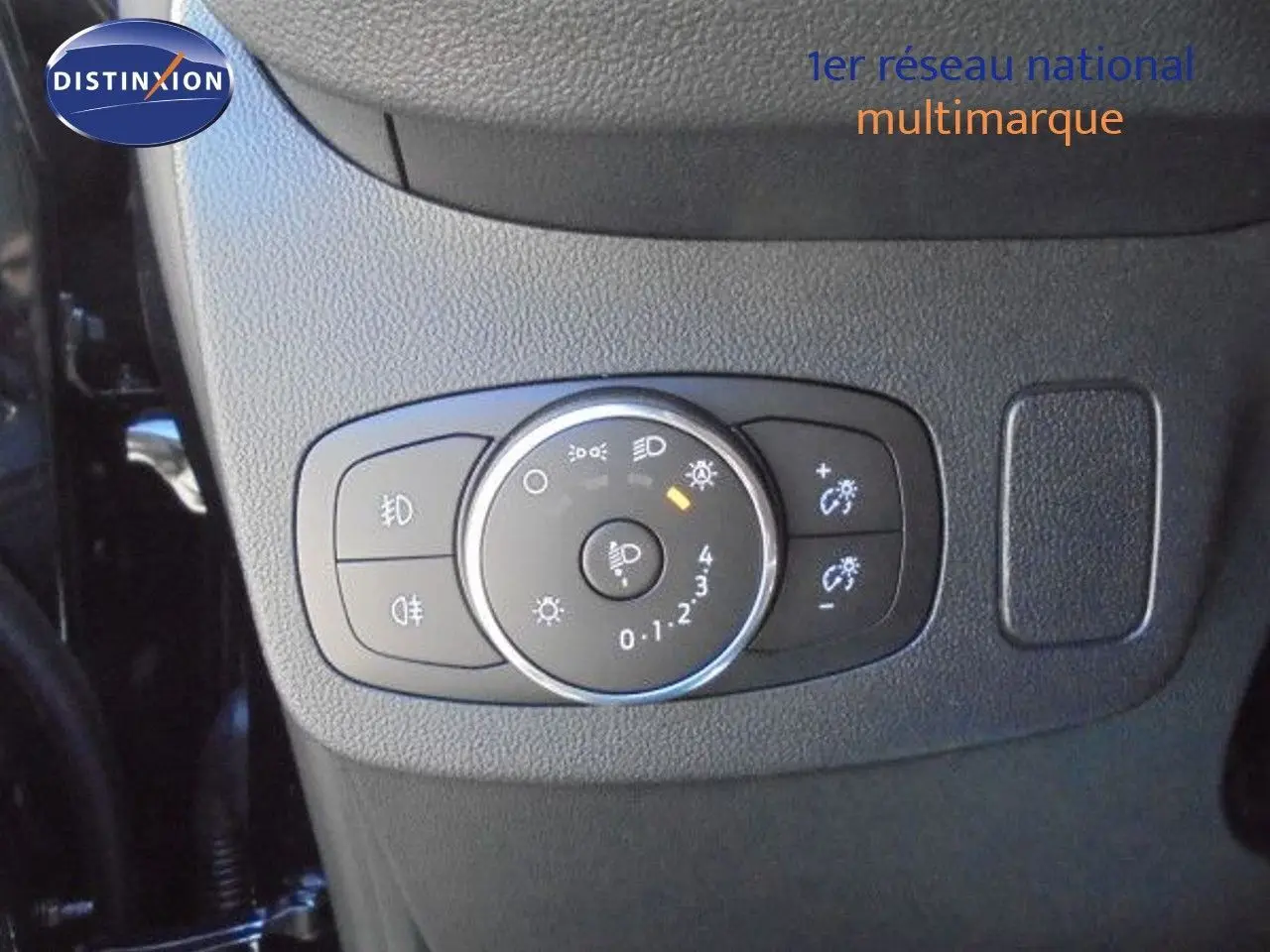 Commande des phares et réglages d'éclairage sur le tableau de bord intérieur d'une Ford Puma noire.